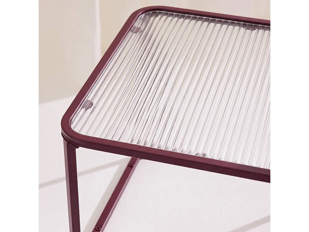 Tavolini impilabili in metallo e vetro scanalato, Tano, Bordeaux e ecrù, 45.2x45.2x35 cm