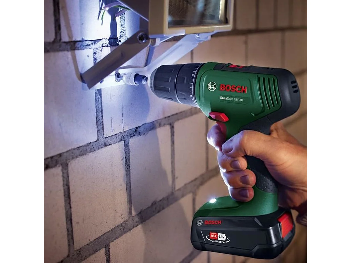 Perceuse-visseuse sans fil Bosch EasyDrill 18V-40 avec 2 batteries 1,5 Ah et chargeur