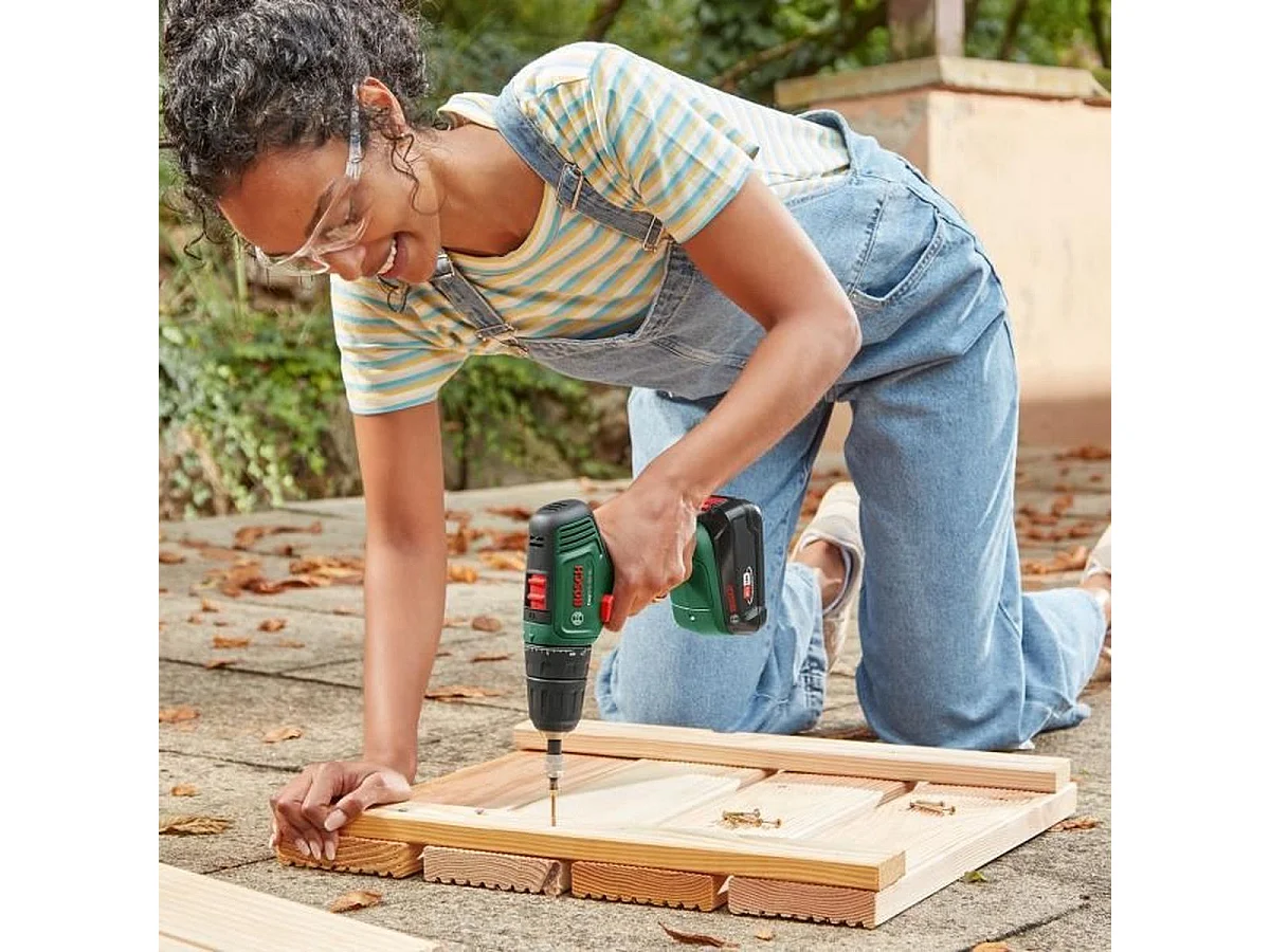 Perceuse-visseuse sans fil Bosch EasyDrill 18V-40 avec 2 batteries 1,5 Ah et chargeur