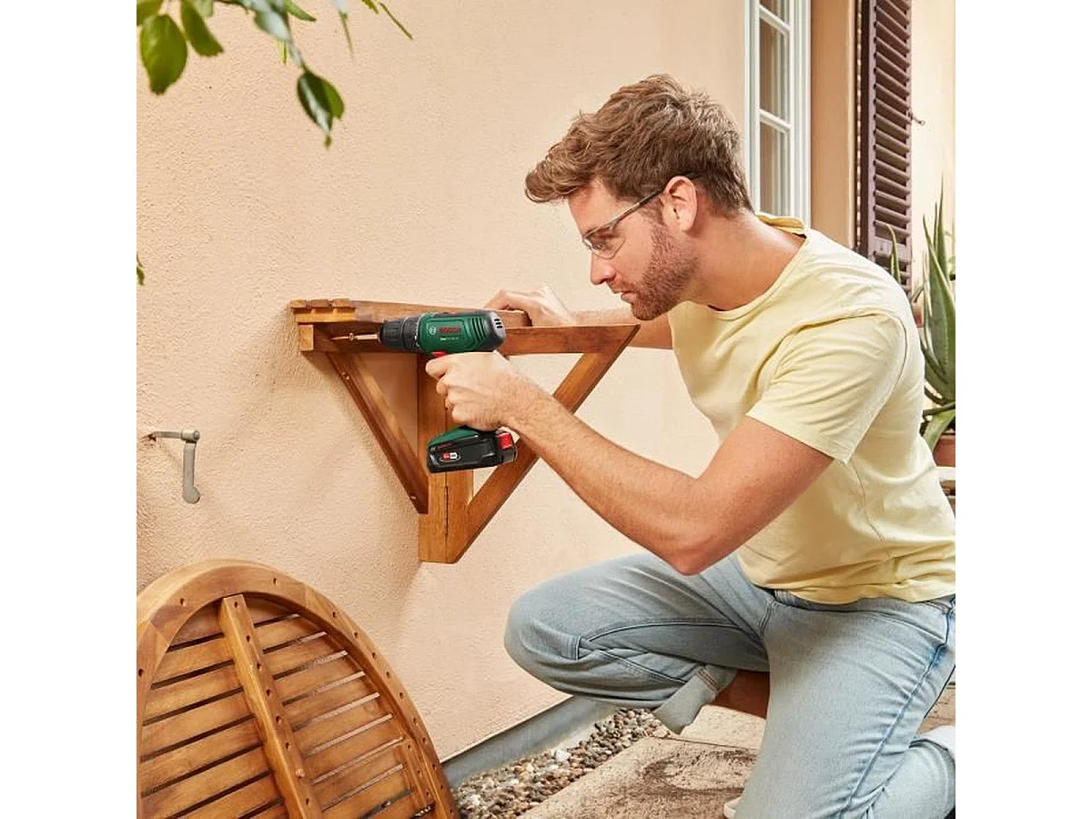 Perceuse-visseuse sans fil Bosch EasyDrill 18V-40 avec 2 batteries 1,5 Ah et chargeur