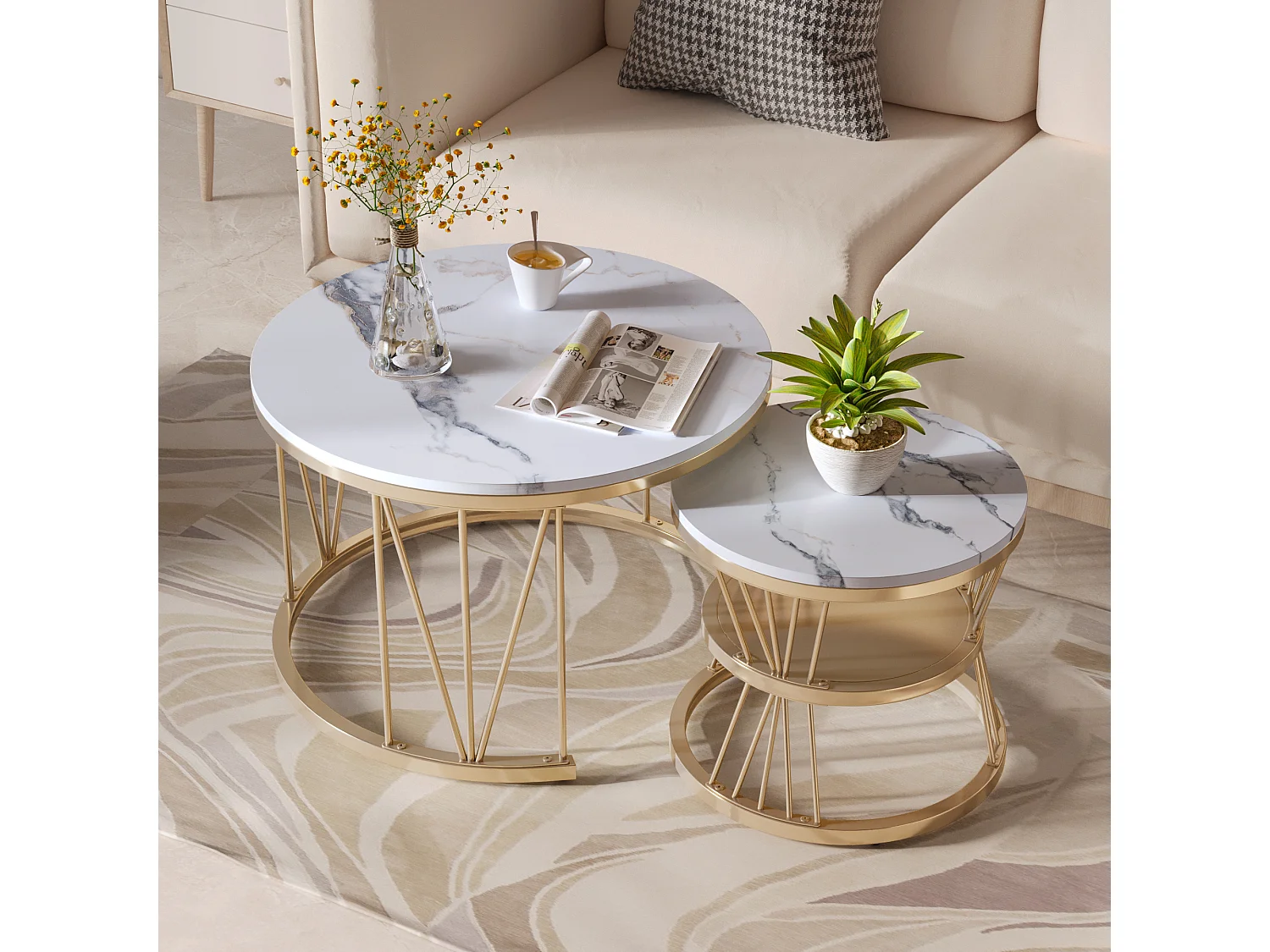 Set van 2 ronde, in elkaar passende salontafels met blad in wit marmerlook en gouden metalen frame (70 cm + 45 cm)