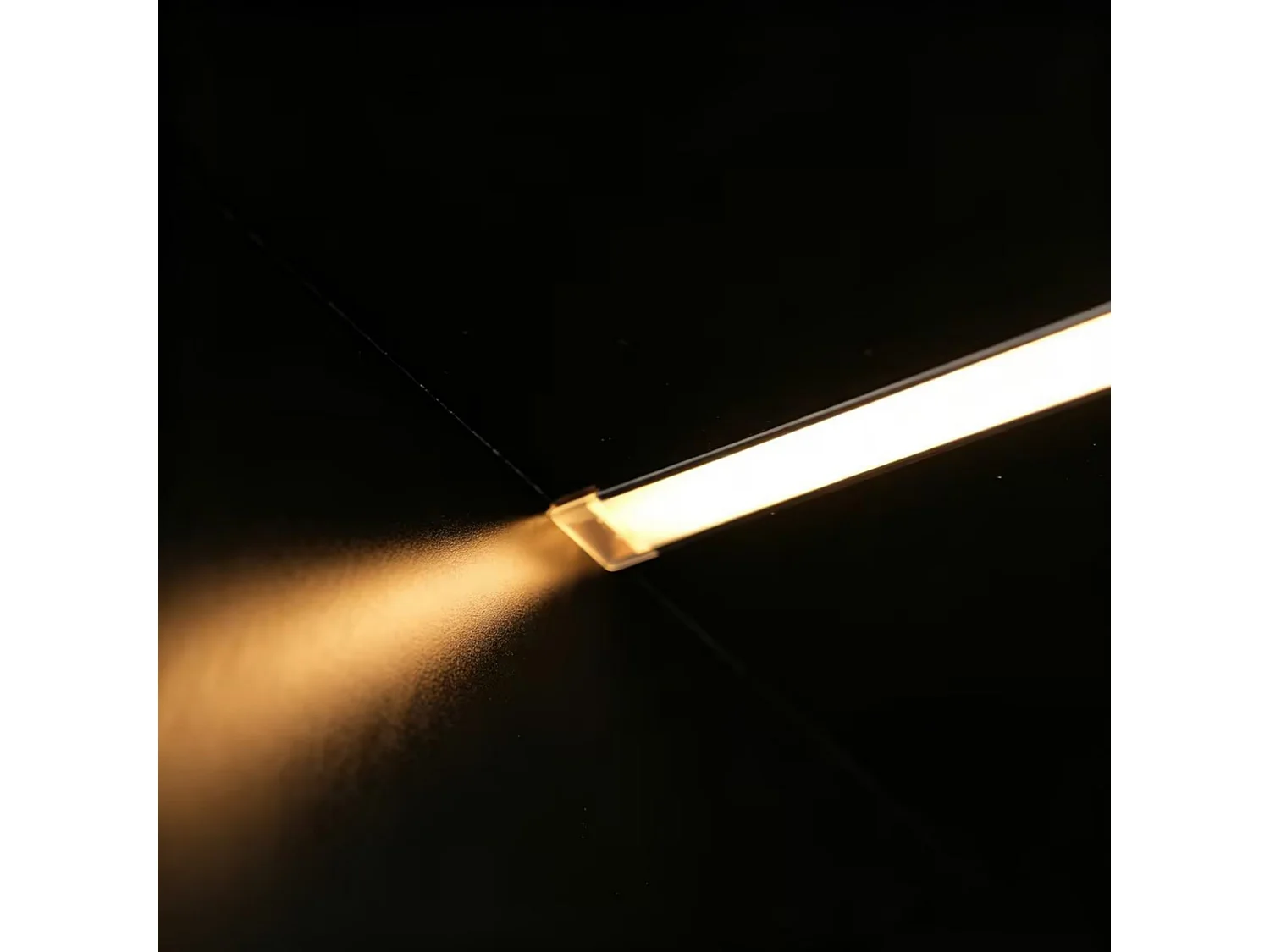 Vitrine d'angle triangulaire avec éclairage LED et 4 portes - MDF et verre trempé + MDF - 62 x 32 x 160 cm - Noir