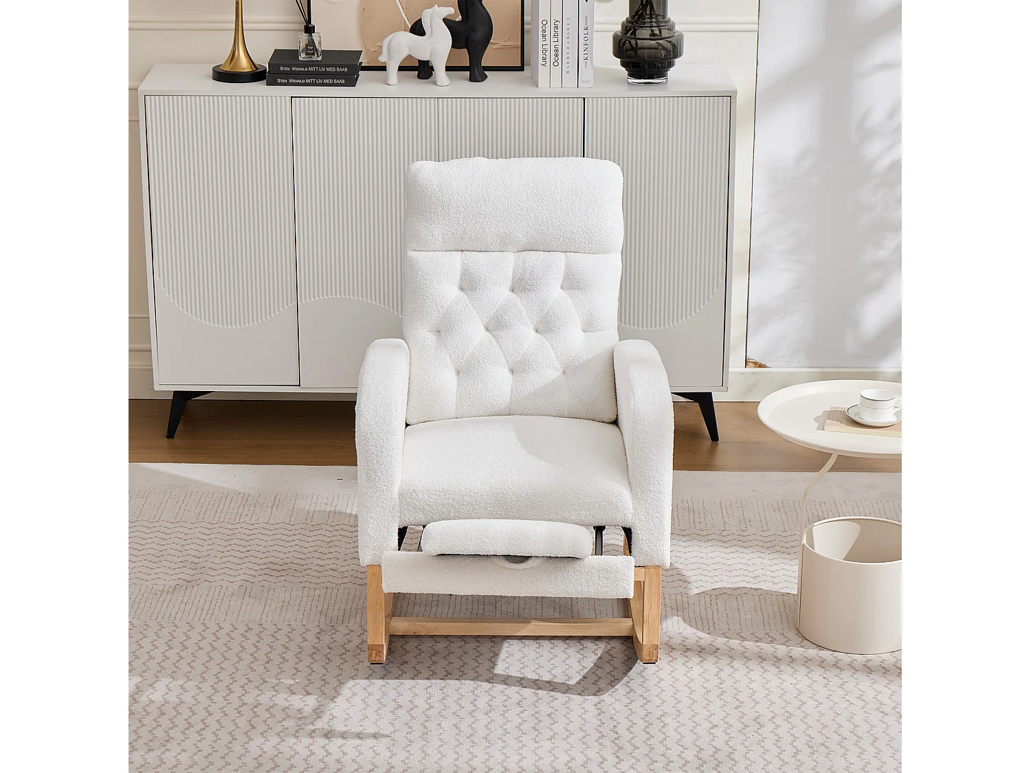 Fauteuil à bascule avec repose-pieds réglable, accoudoirs et poches latérales - Bois/peluche/éponge - 65,6 x 123 x 102 cm - Blanc