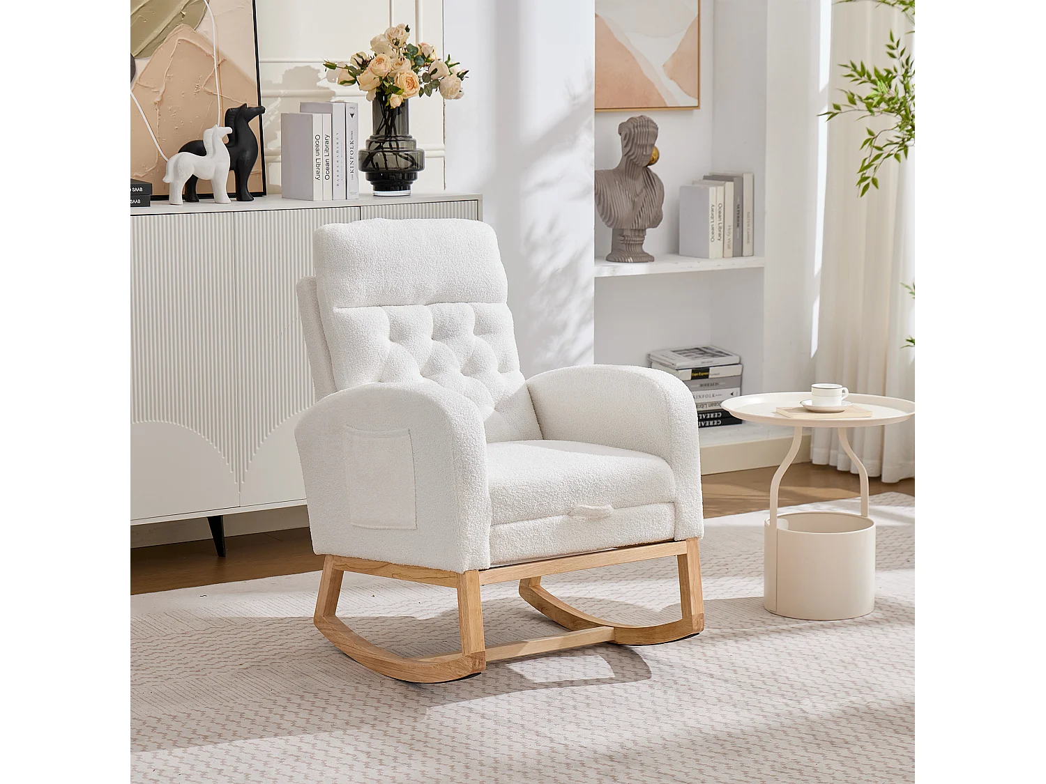 Fauteuil à bascule avec repose-pieds réglable, accoudoirs et poches latérales - Bois/peluche/éponge - 65,6 x 123 x 102 cm - Blanc