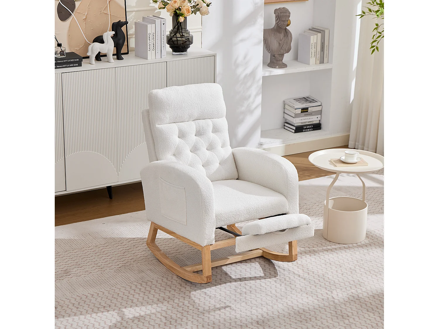 Fauteuil à bascule avec repose-pieds réglable, accoudoirs et poches latérales - Bois/peluche/éponge - 65,6 x 123 x 102 cm - Blanc