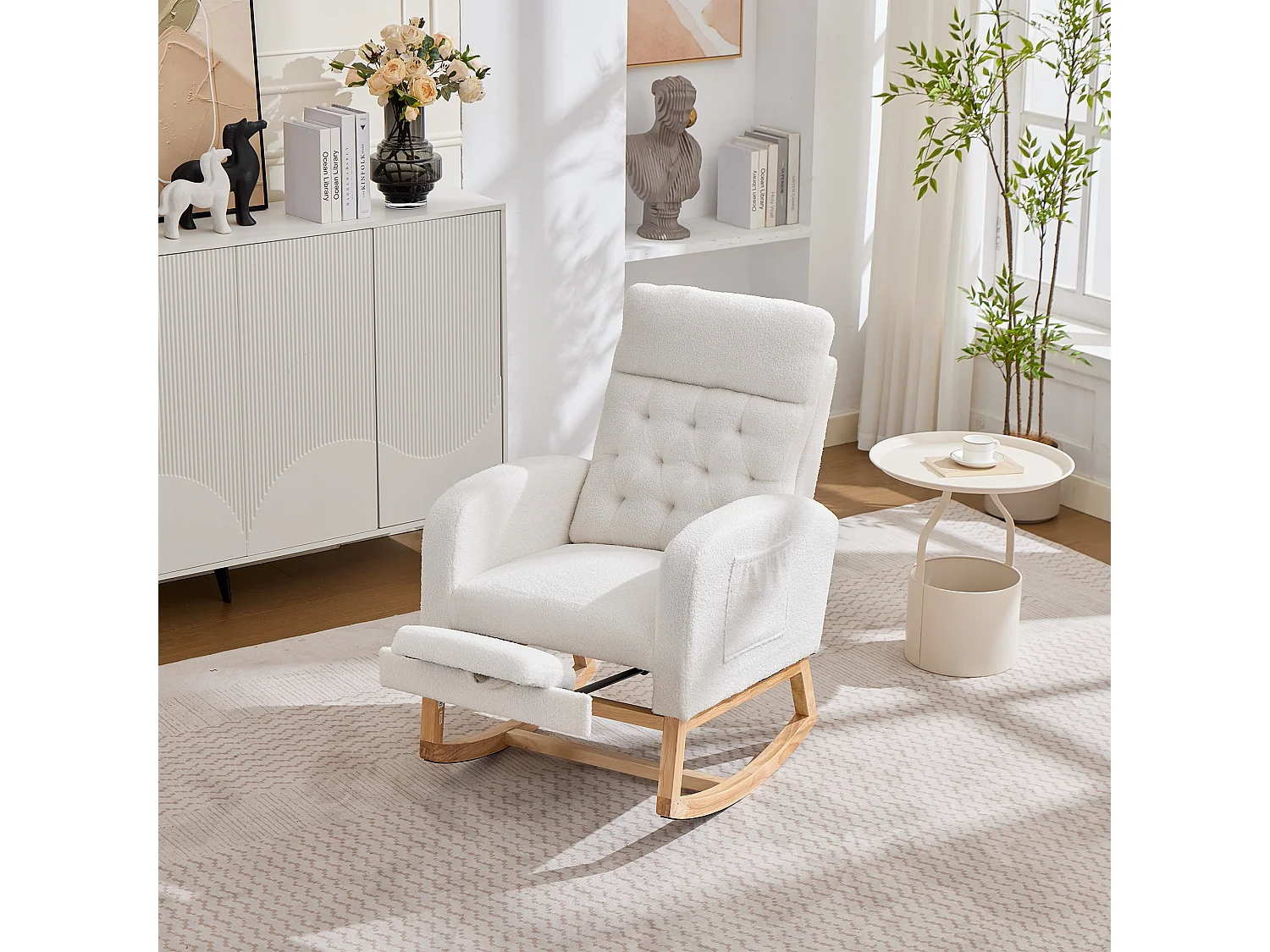Fauteuil à bascule avec repose-pieds réglable, accoudoirs et poches latérales - Bois/peluche/éponge - 65,6 x 123 x 102 cm - Blanc