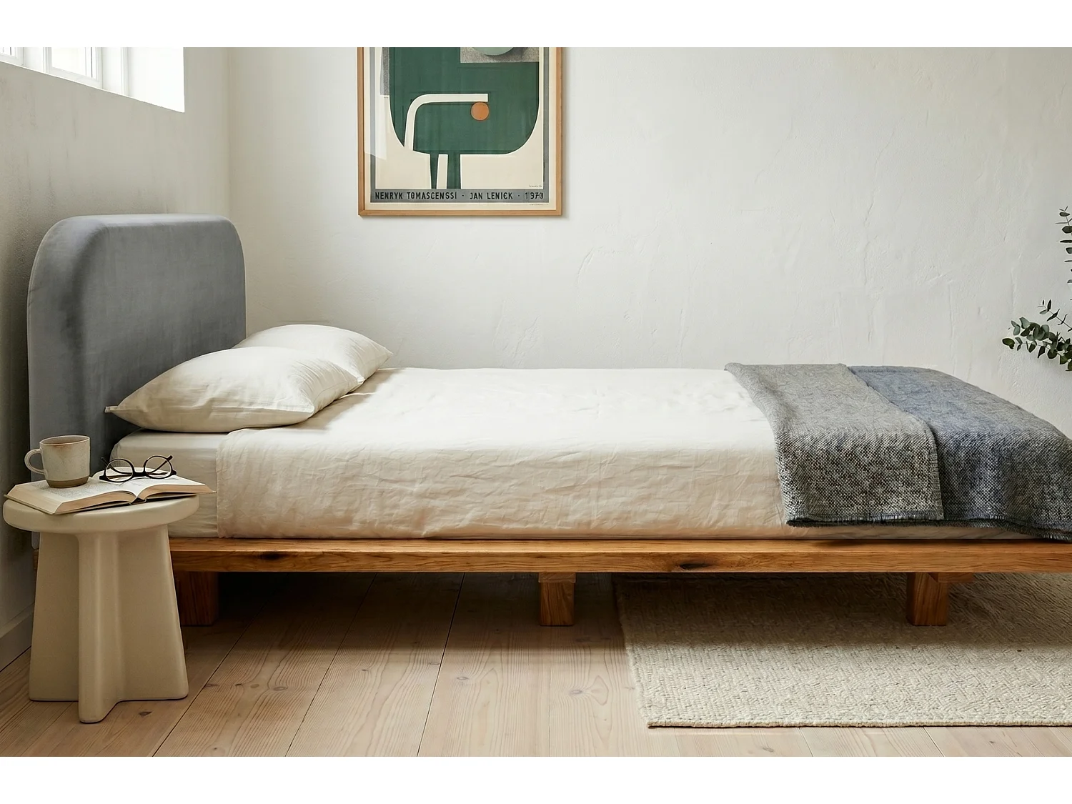 Lit en bois massif Eyko BORA 160 x 200 cm, chêne laqué, tête de lit en velours gris