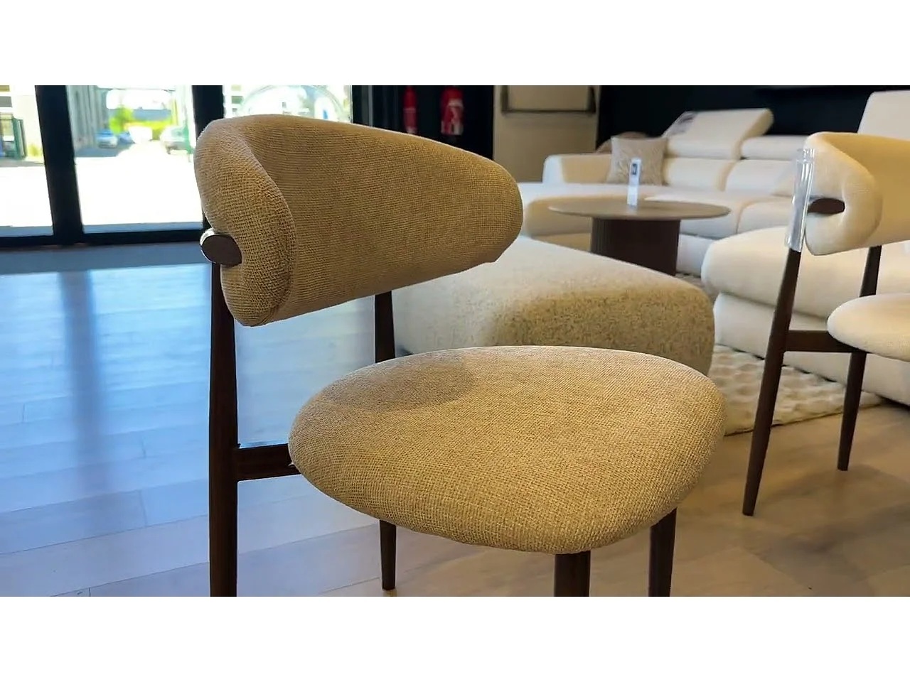 Lot de 8 chaises de salle à manger Lulu - Tissu Chenille Déperlant Moka / Pieds finition Noyer