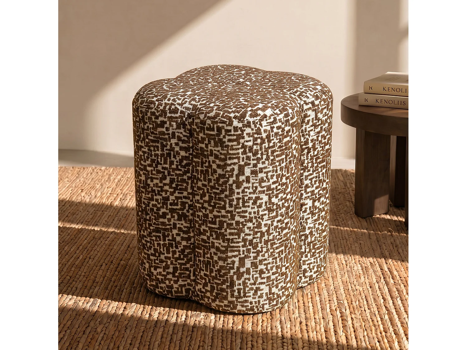 Pouf LUCKY en tissu texturé à motif brun