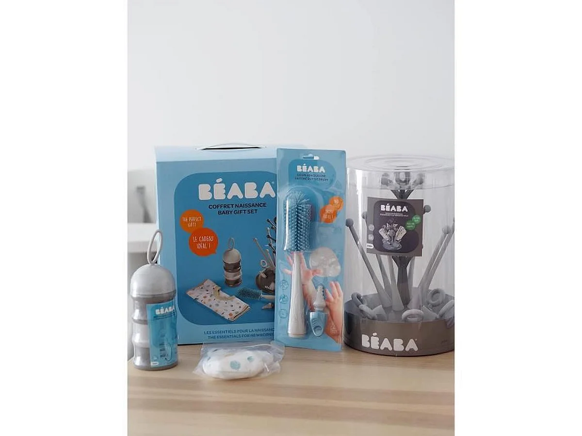 BÉABA Pack Naissance — Egoutte-biberon, Boîte doseuse empilable, Goupillon silicone et Bavoir coton