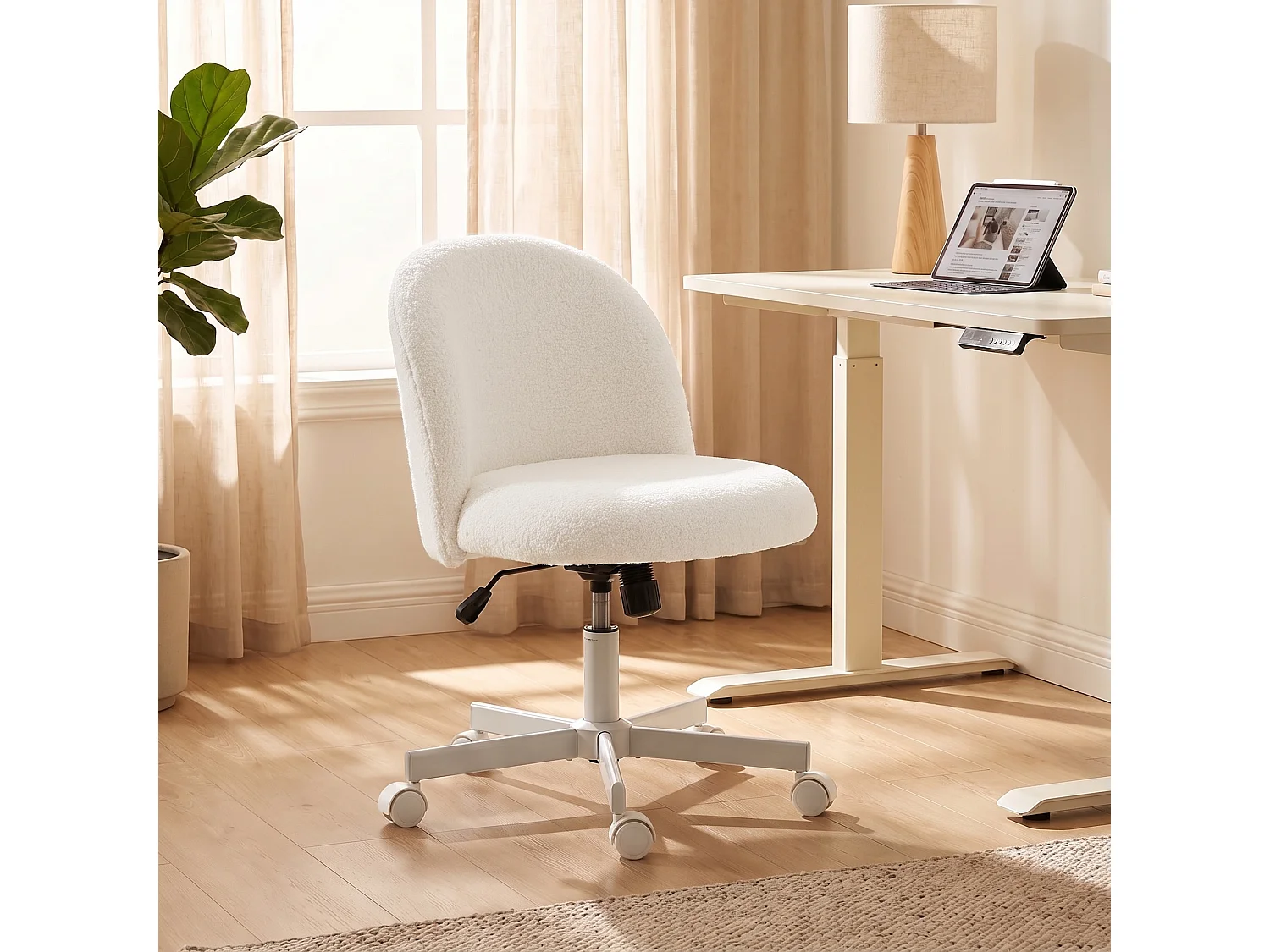 Sedia da ufficio girevole con altezza regolabile in sherpa crema
