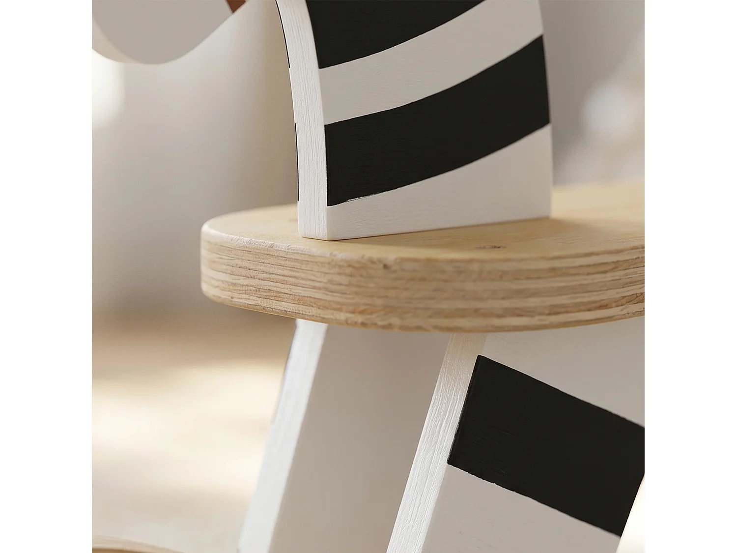 Cavallo a dondolo per bambini con base larga in legno multicolore