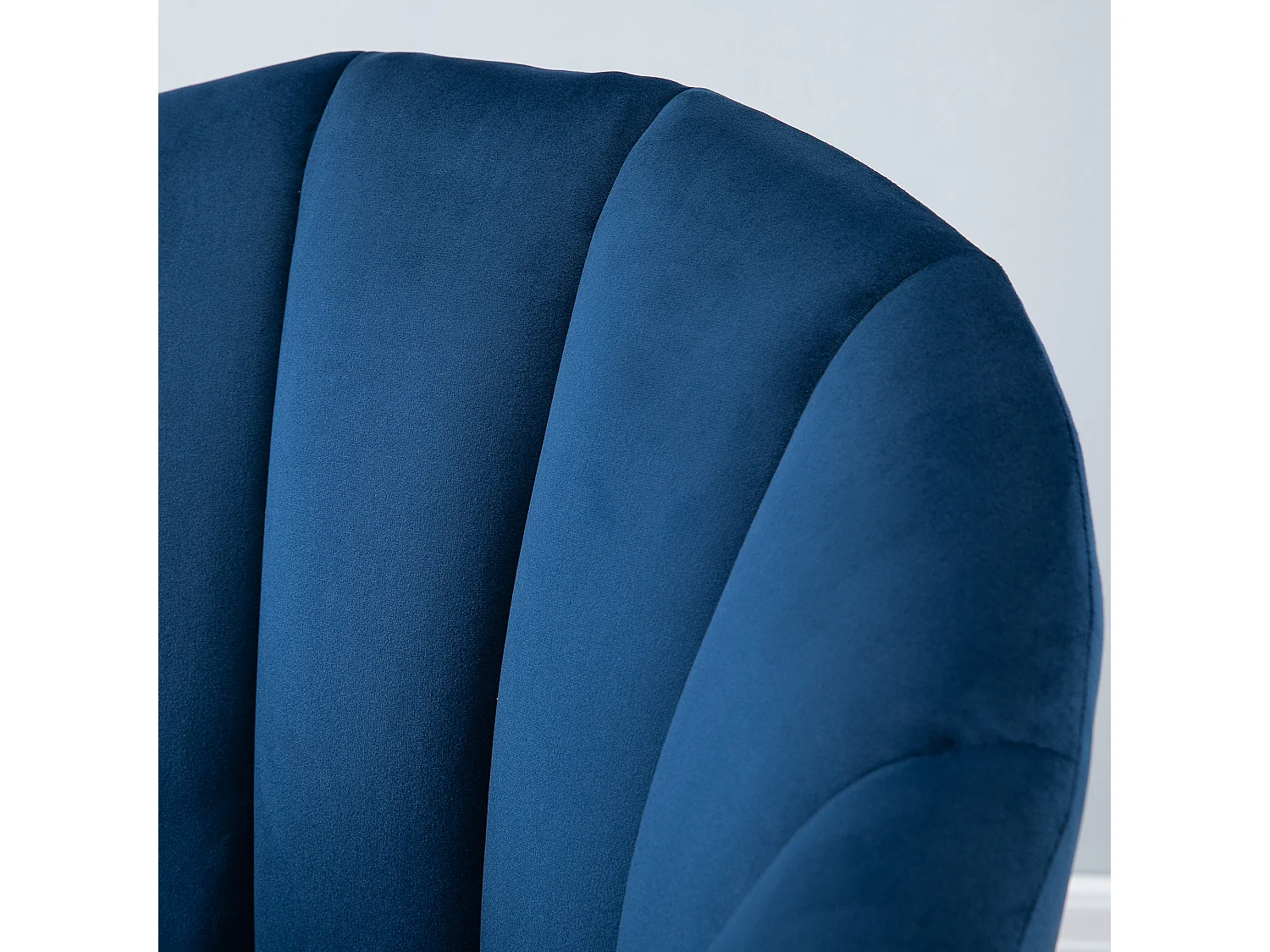 Poltrona salotto imbottito con gambe in legno di caucciù blu