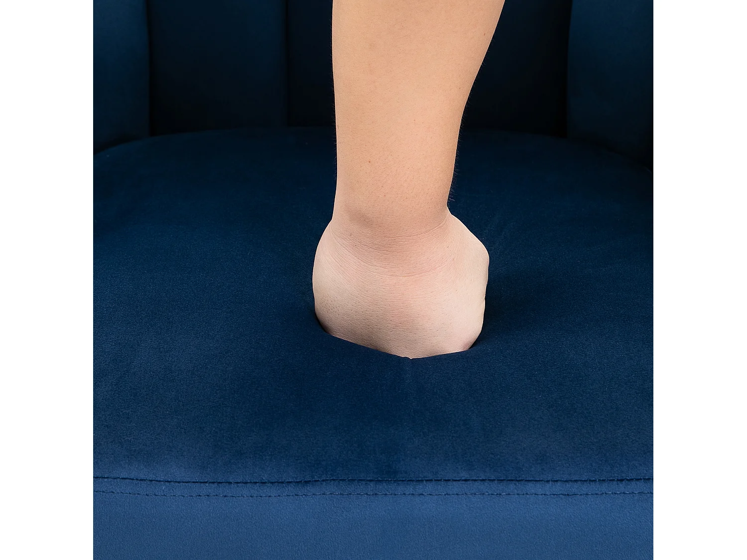 Poltrona salotto imbottito con gambe in legno di caucciù blu