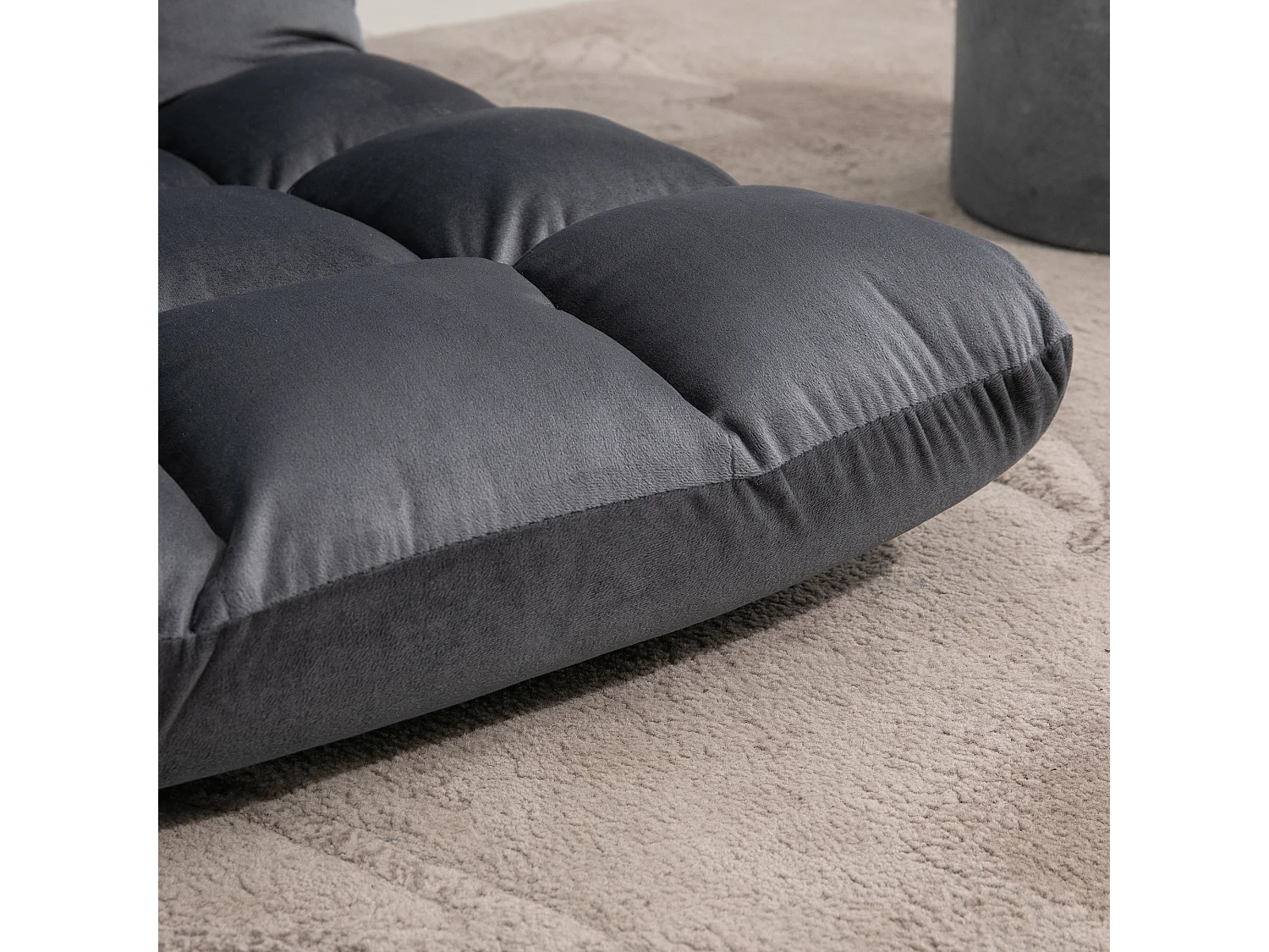 Poltrona da terra con schienale reclinabile in velluto grigio scuro