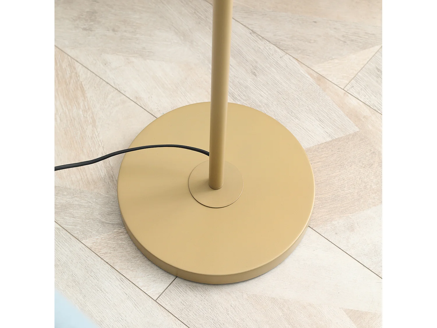 Lampada da terra con paralume e interruttore a catena oro
