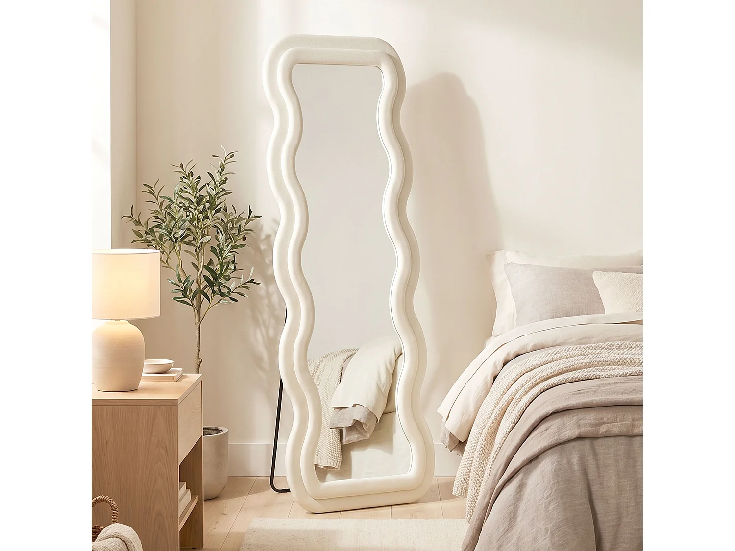Specchio figura intera a cornice ondulata 160x60 cm in velluto crema