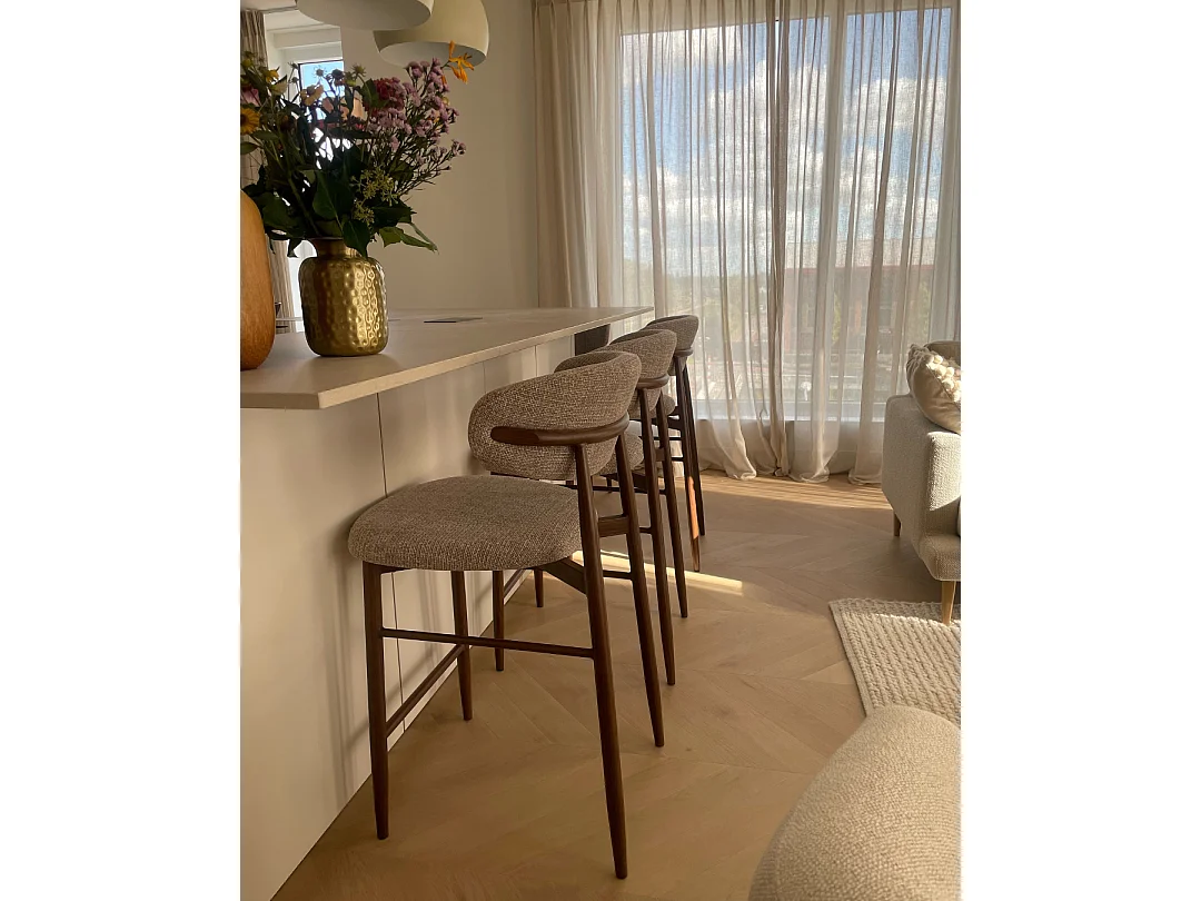 Barstoel Alexia - Taupe met Walnootkleurig Onderstel - Set van 2