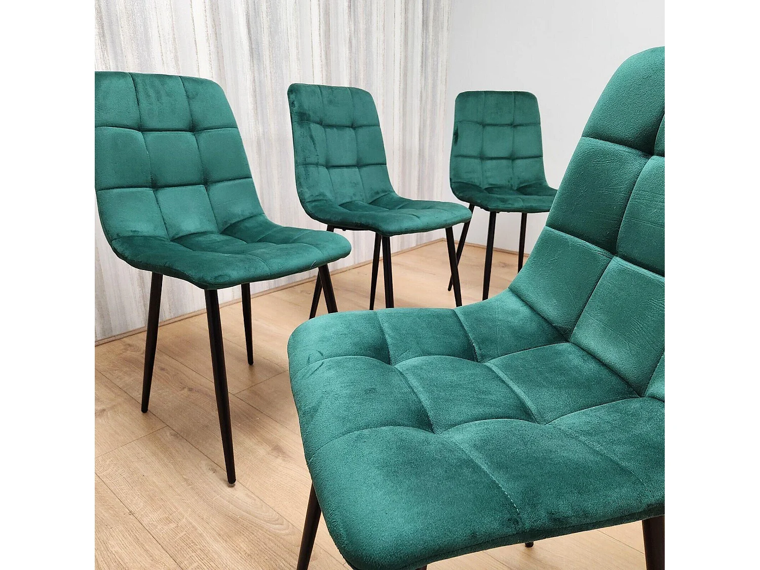Modern Dining Table with 4 Green velvet tuffted Chairs Kitchen Furniture