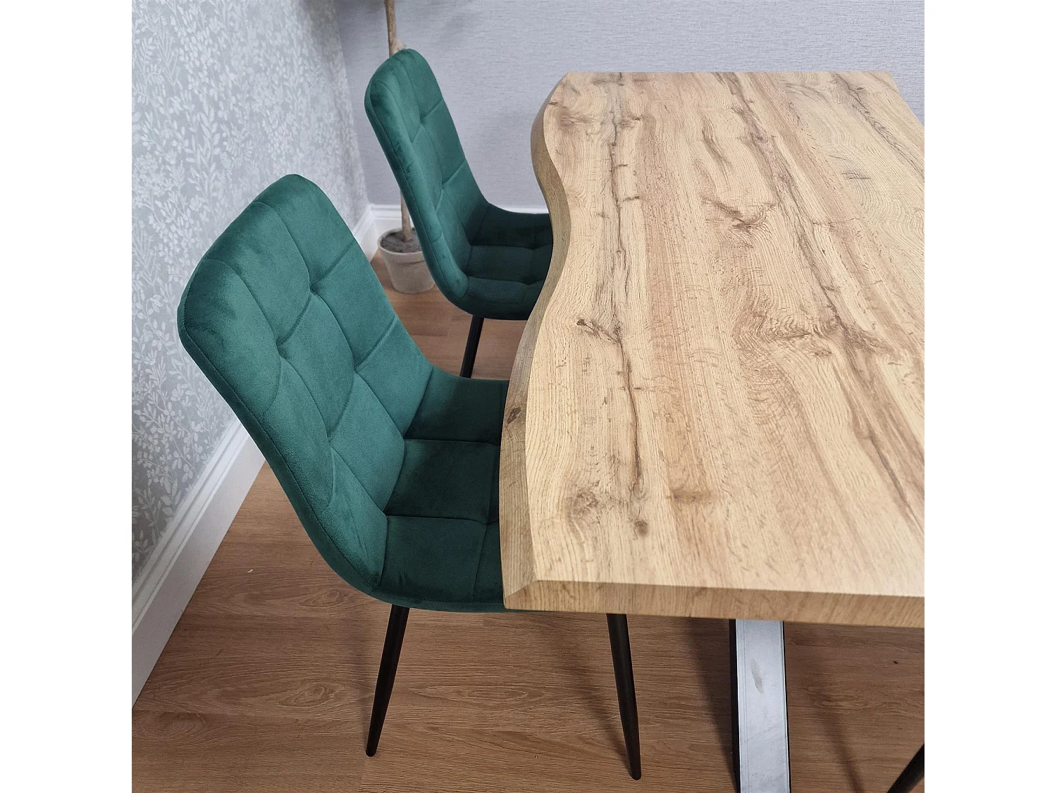 Modern Dining Table with 4 Green velvet tuffted Chairs