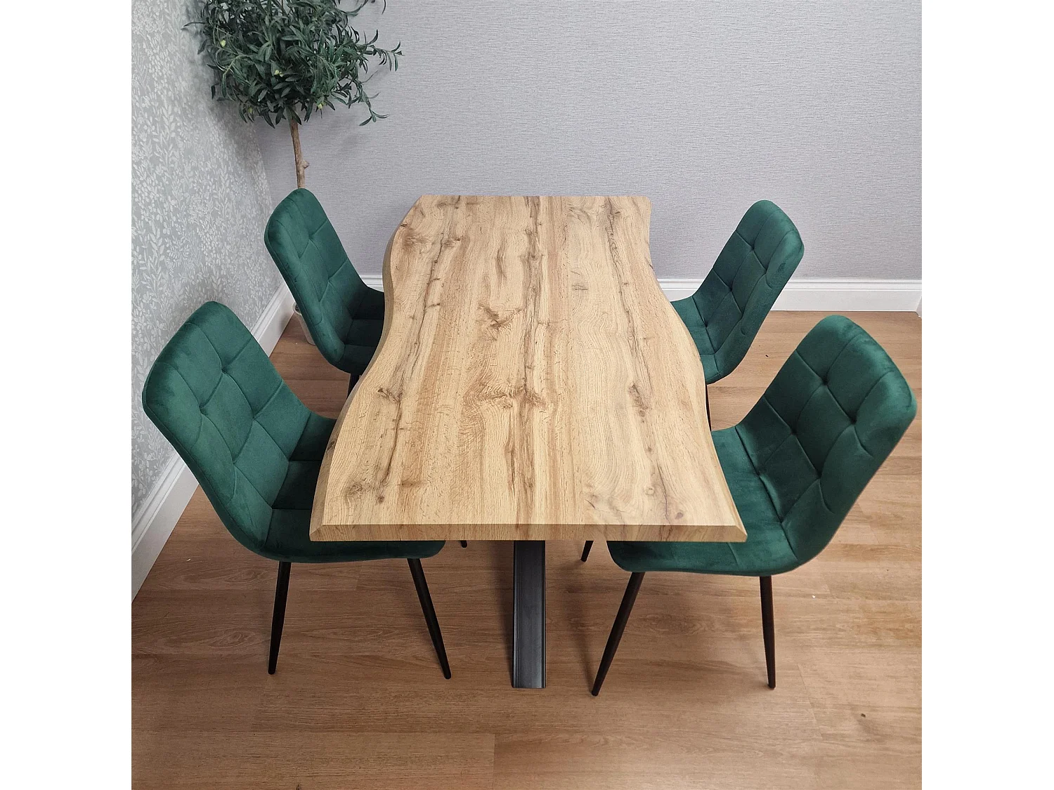 Modern Dining Table with 4 Green velvet tuffted Chairs