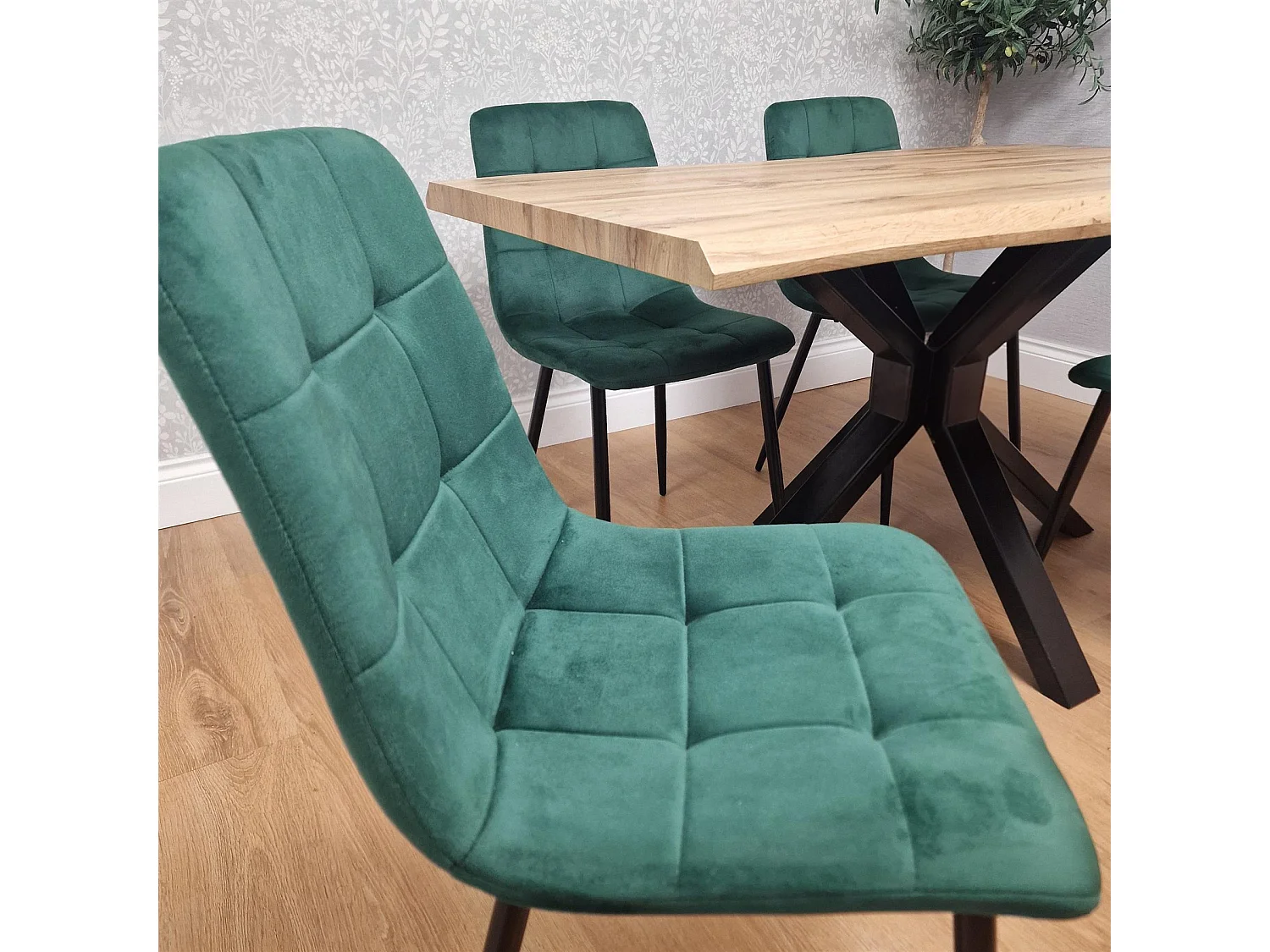 Modern Dining Table with 4 Green velvet tuffted Chairs