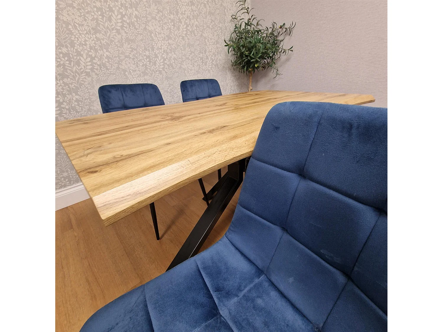 Modern Dining Table with 4 Blue velvet tuffted Chairs Kitchen Furniture