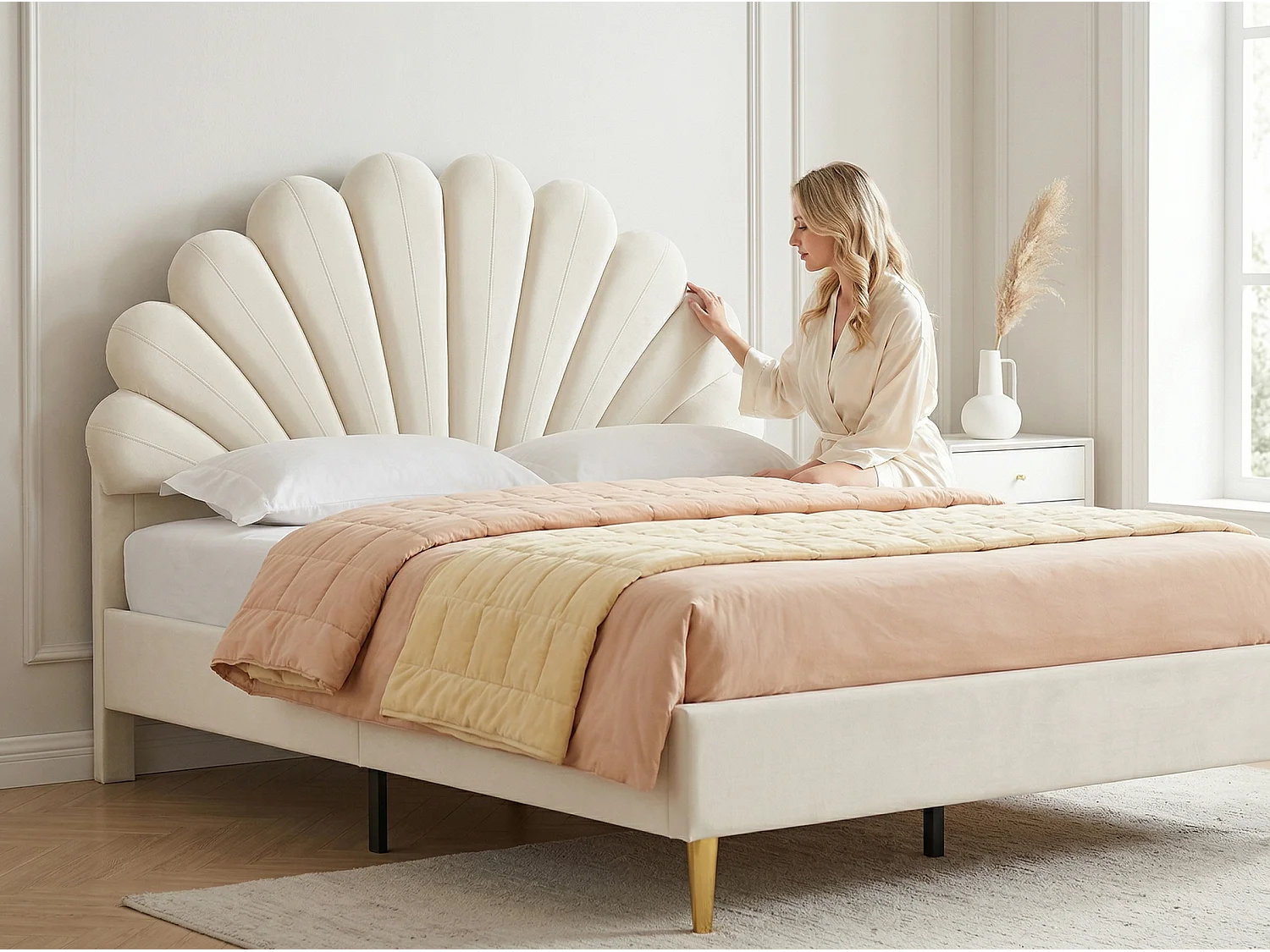 Lit double 140x200 cm beige avec tête de lit rembourrée forme coquillage sommier à lattes et pieds dorés