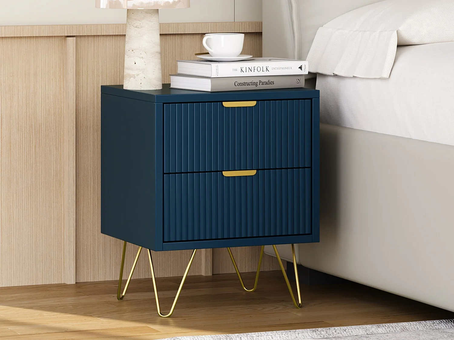 Table de chevet bleue 2 tiroirs effet rainuré avec pieds dorés, meuble de nuit moderne pour chambre et salon