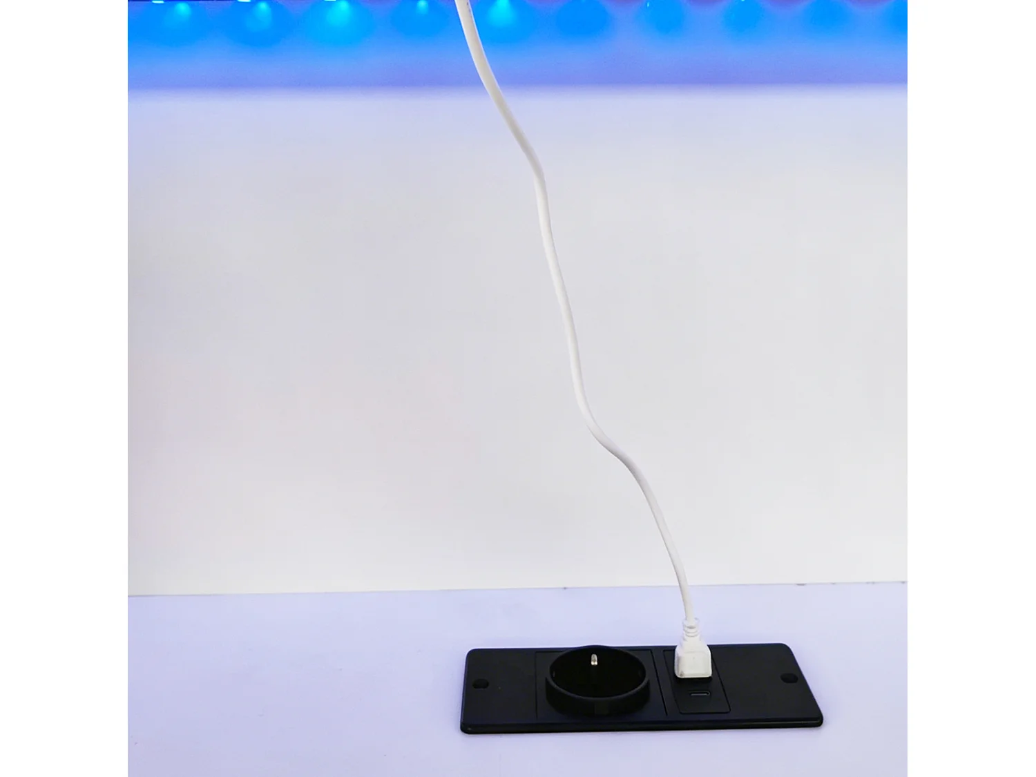 Lit coffre 90x200 cm en bois blanc, rangement latéral, étagère, éclairage LED et port USB, sans matelas