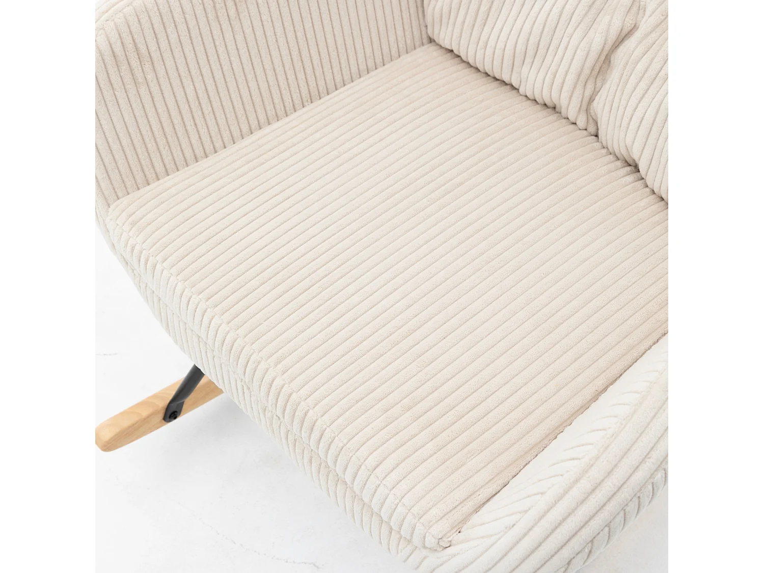Sedia a dondolo in velluto a coste beige, seduta con molle insacchettate, struttura in metallo e legno, capacità 160 kg
