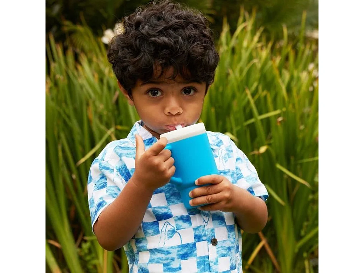 Tasse d'apprentissage en silicone Infantino avec paille et poignée — 270 ml, Bleu océan