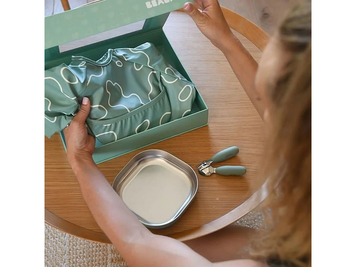 BEABA First Meal Set Vert Sauge - Assiette inox, couverts ergonomiques, bavoir, boîte cadeau