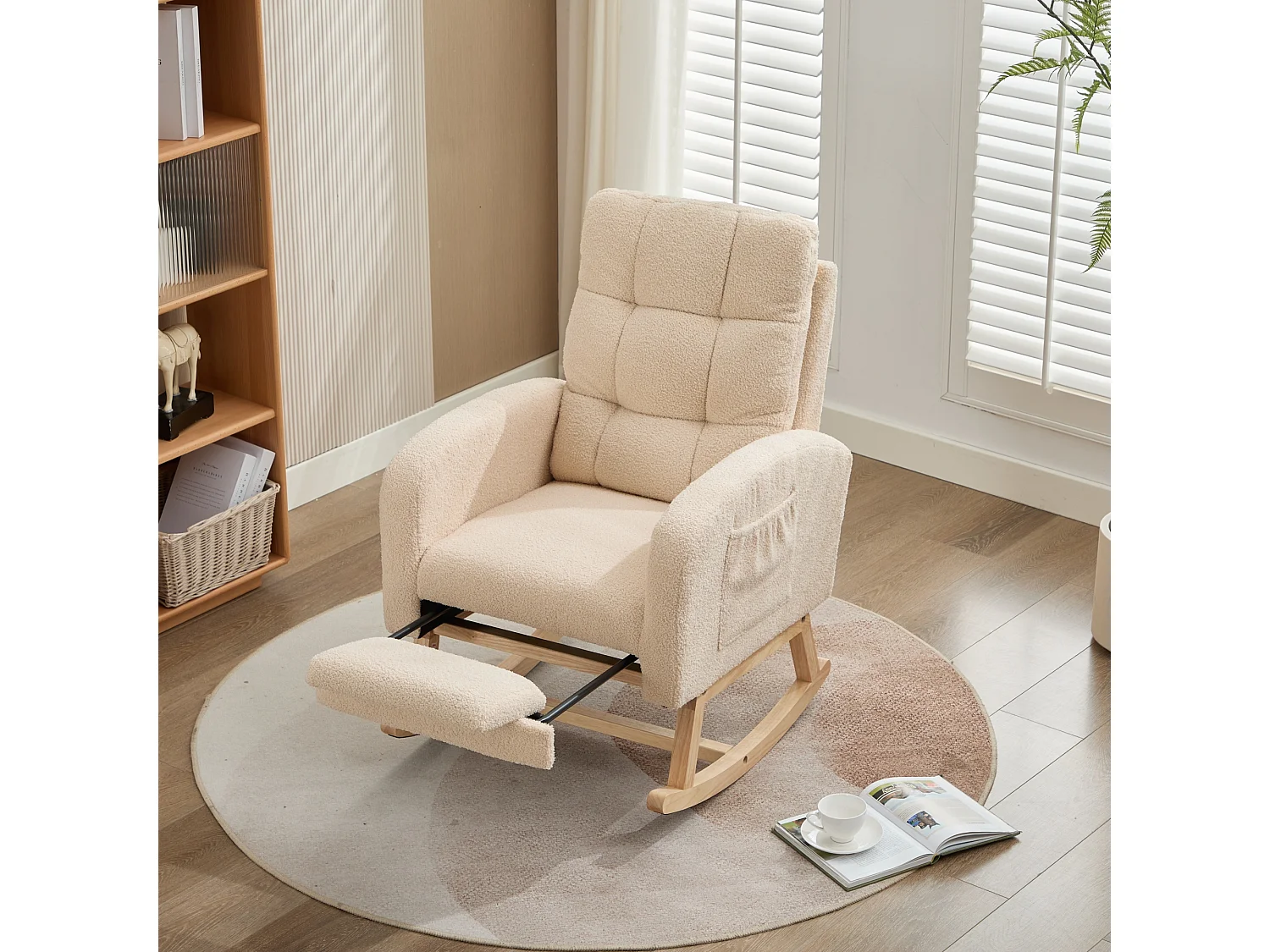 Fauteuil à bascule beige en peluche, avec repose-pieds escamotable, poche de rangement, bois