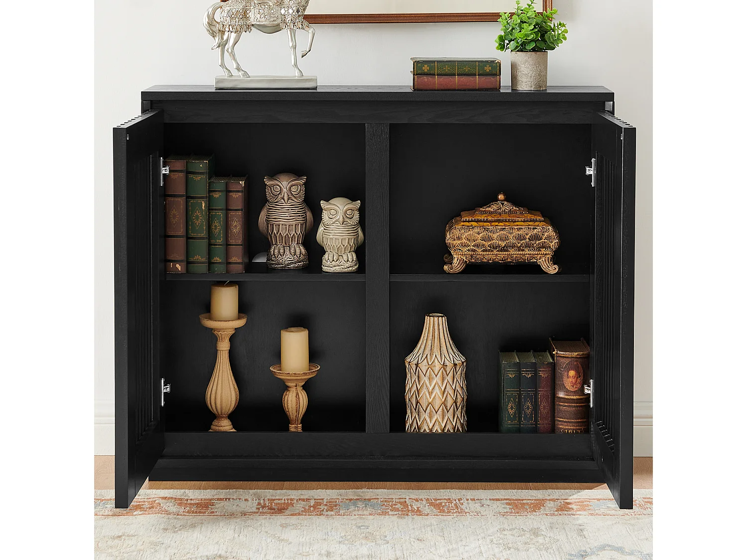 Buffet vintage noir avec 2 portes - Panneaux cannelés et ajourés