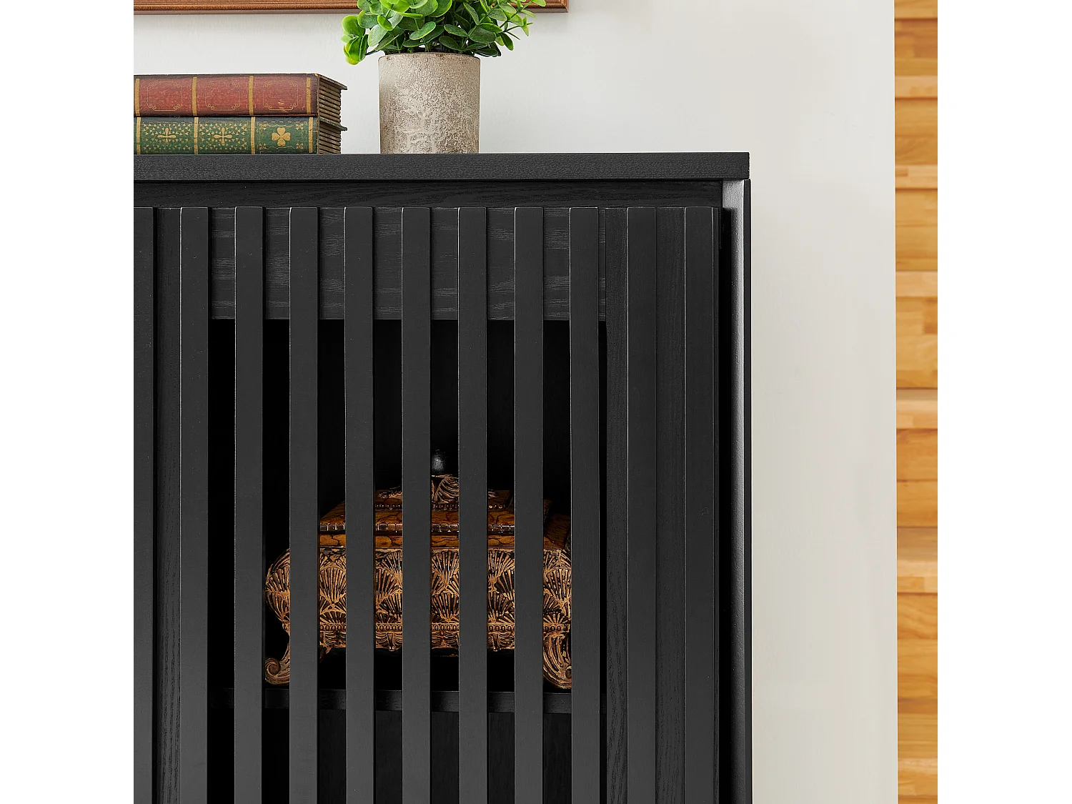 Buffet vintage noir avec 2 portes - Panneaux cannelés et ajourés