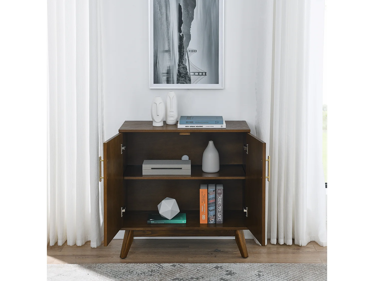 Buffet vintage en bois marron avec 2 portes et étagère réglable
