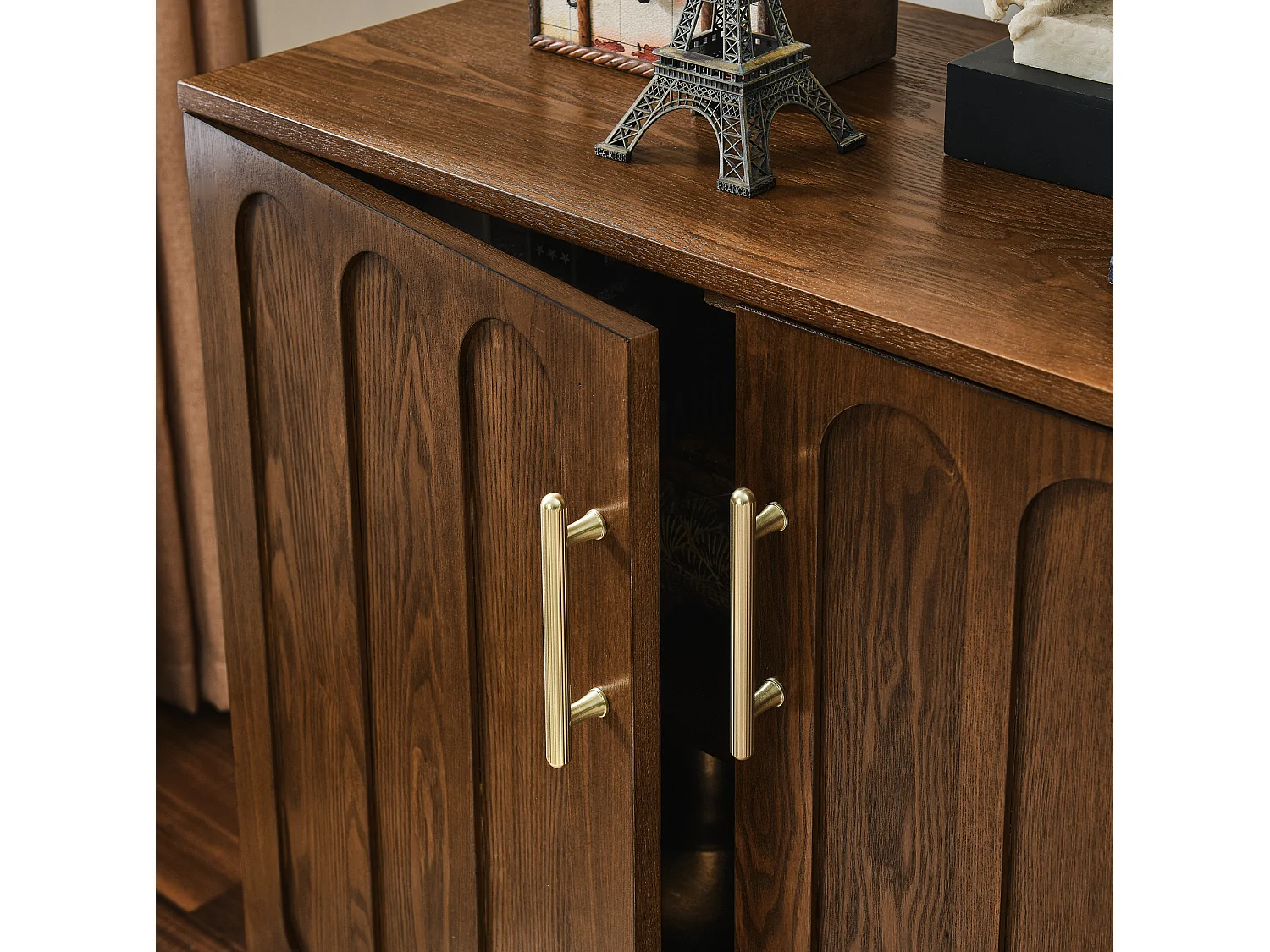 Buffet vintage en bois marron avec 2 portes et étagère réglable