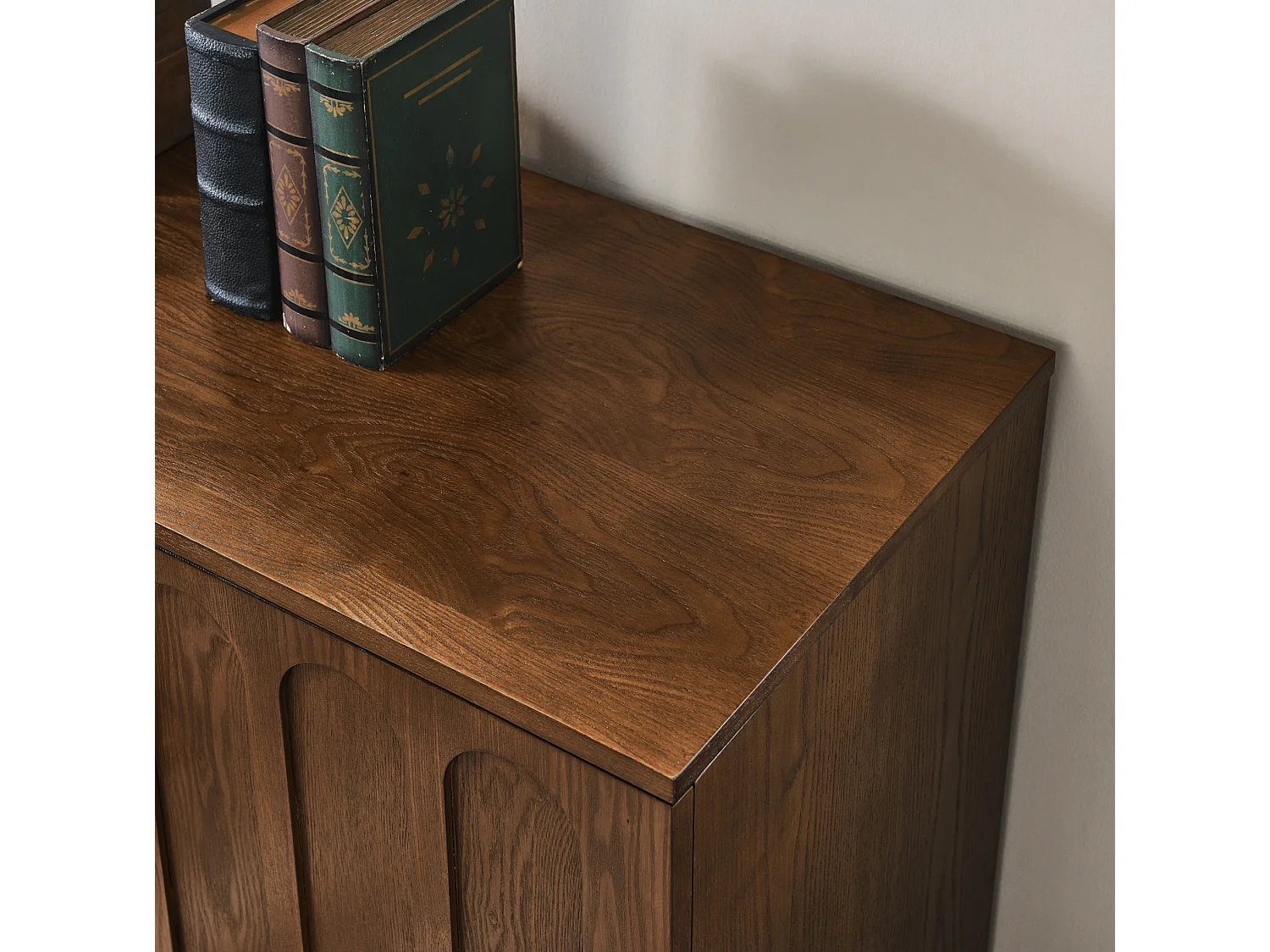 Buffet vintage en bois marron avec 2 portes et étagère réglable