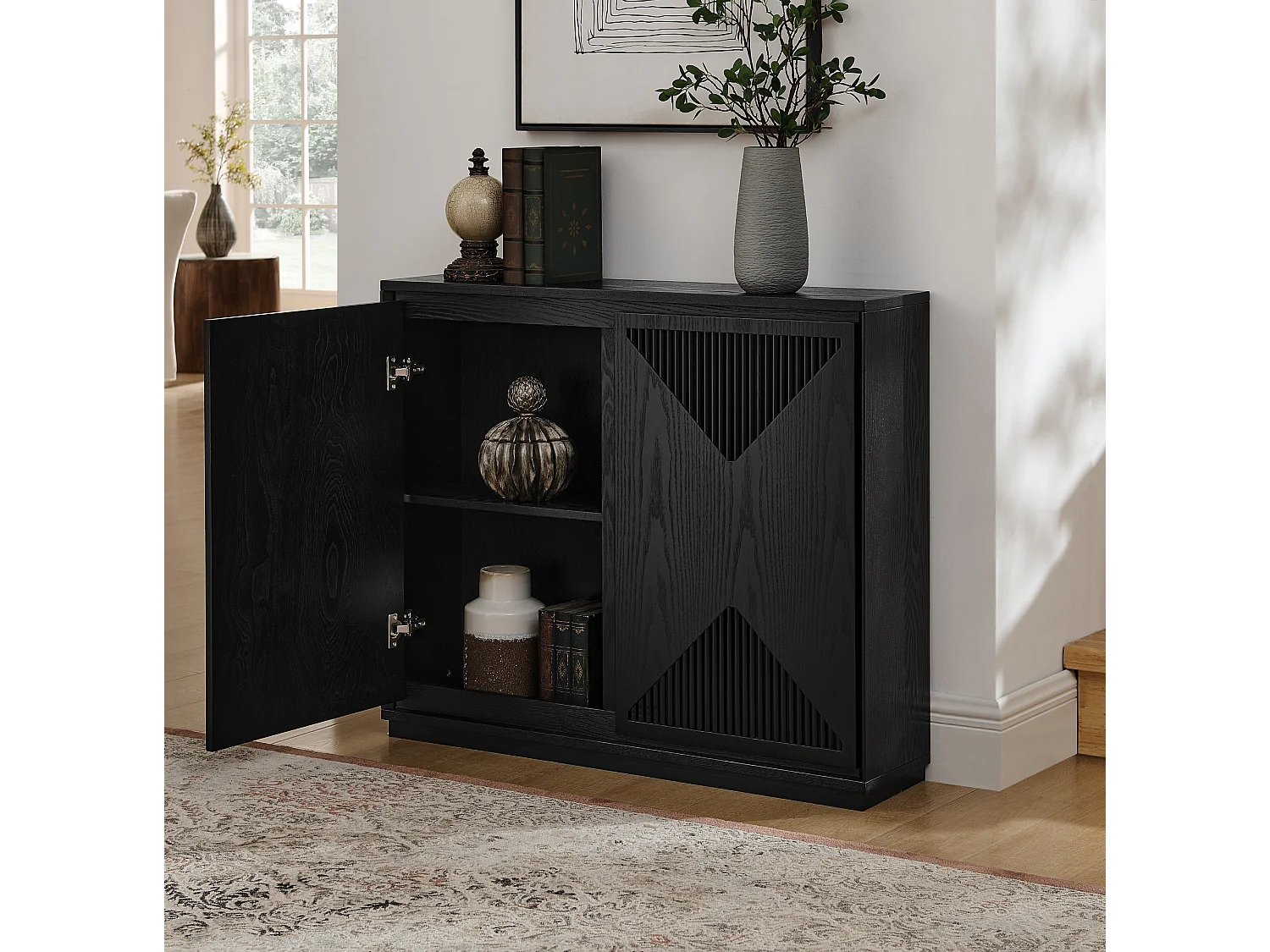 Buffet étroit noir avec 2 portes, au design V rainuré