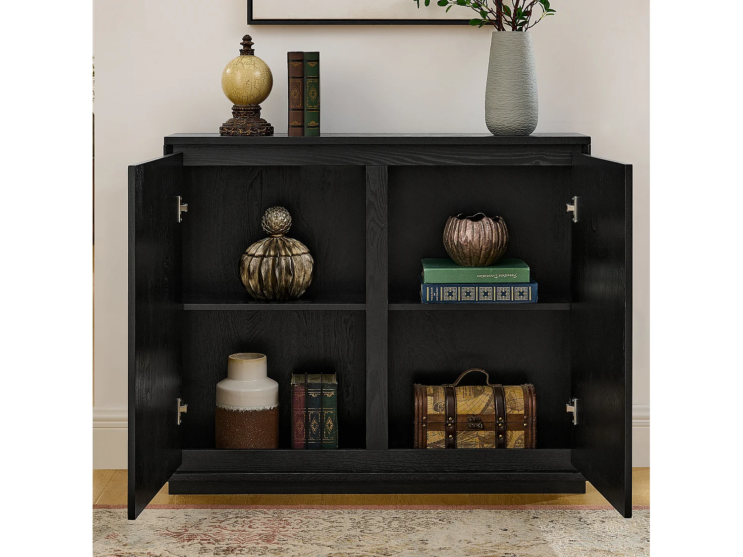Buffet étroit noir avec 2 portes, au design V rainuré