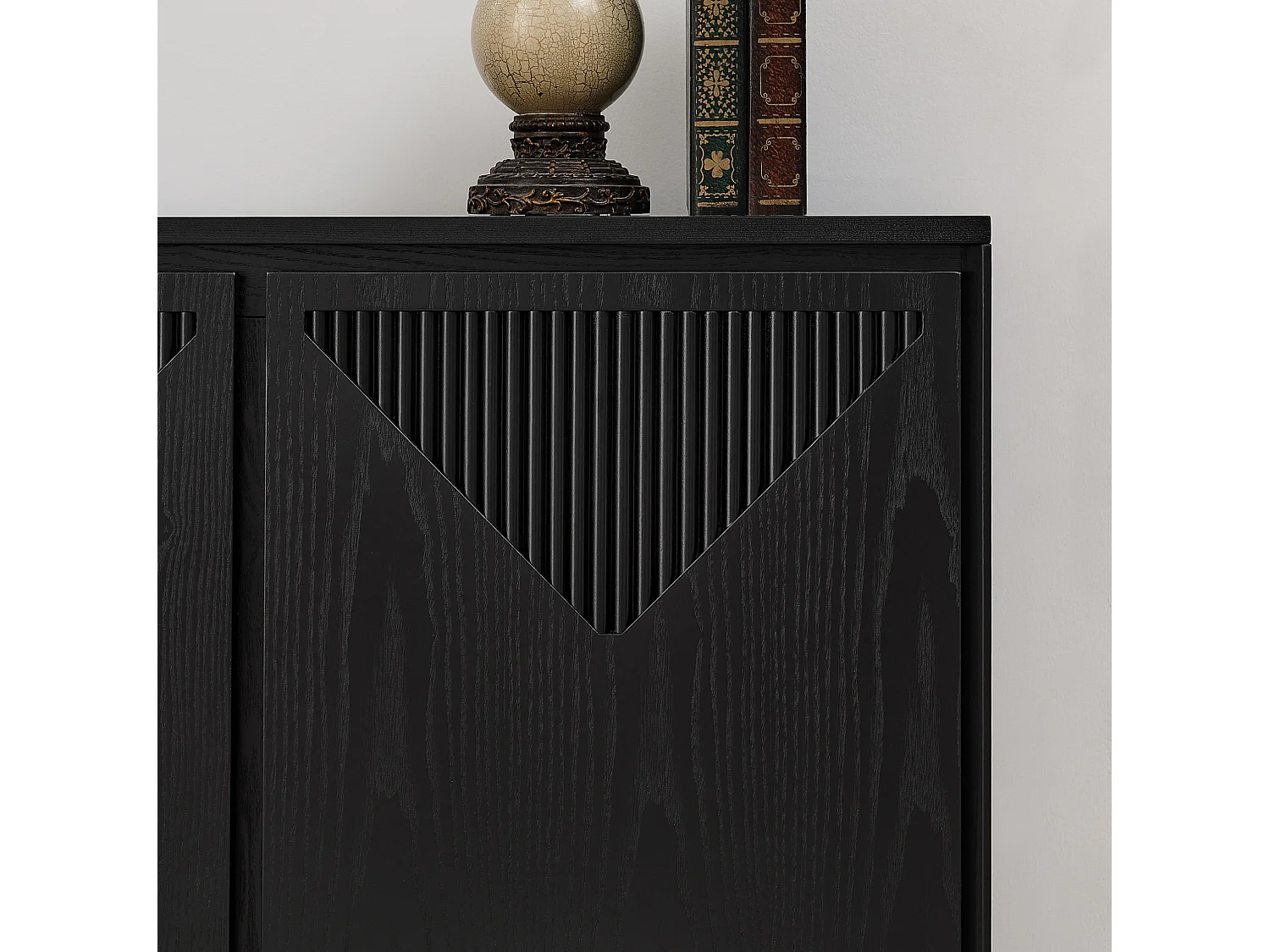 Buffet étroit noir avec 2 portes, au design V rainuré