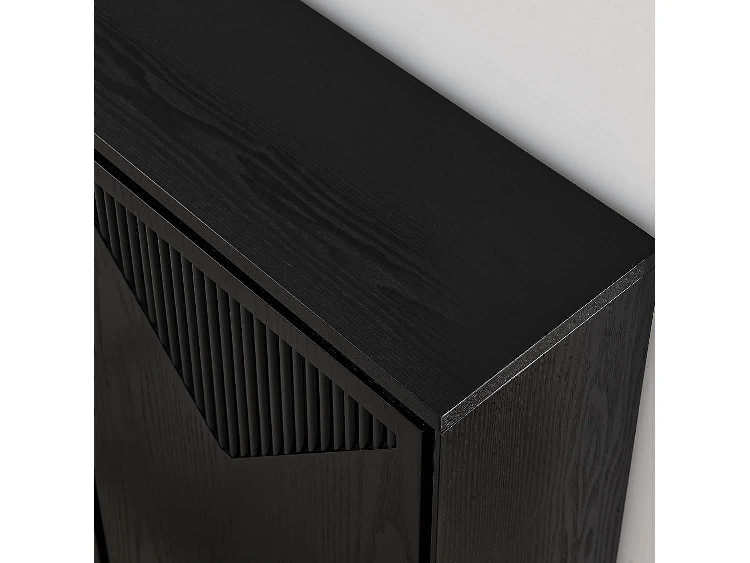 Buffet étroit noir avec 2 portes, au design V rainuré