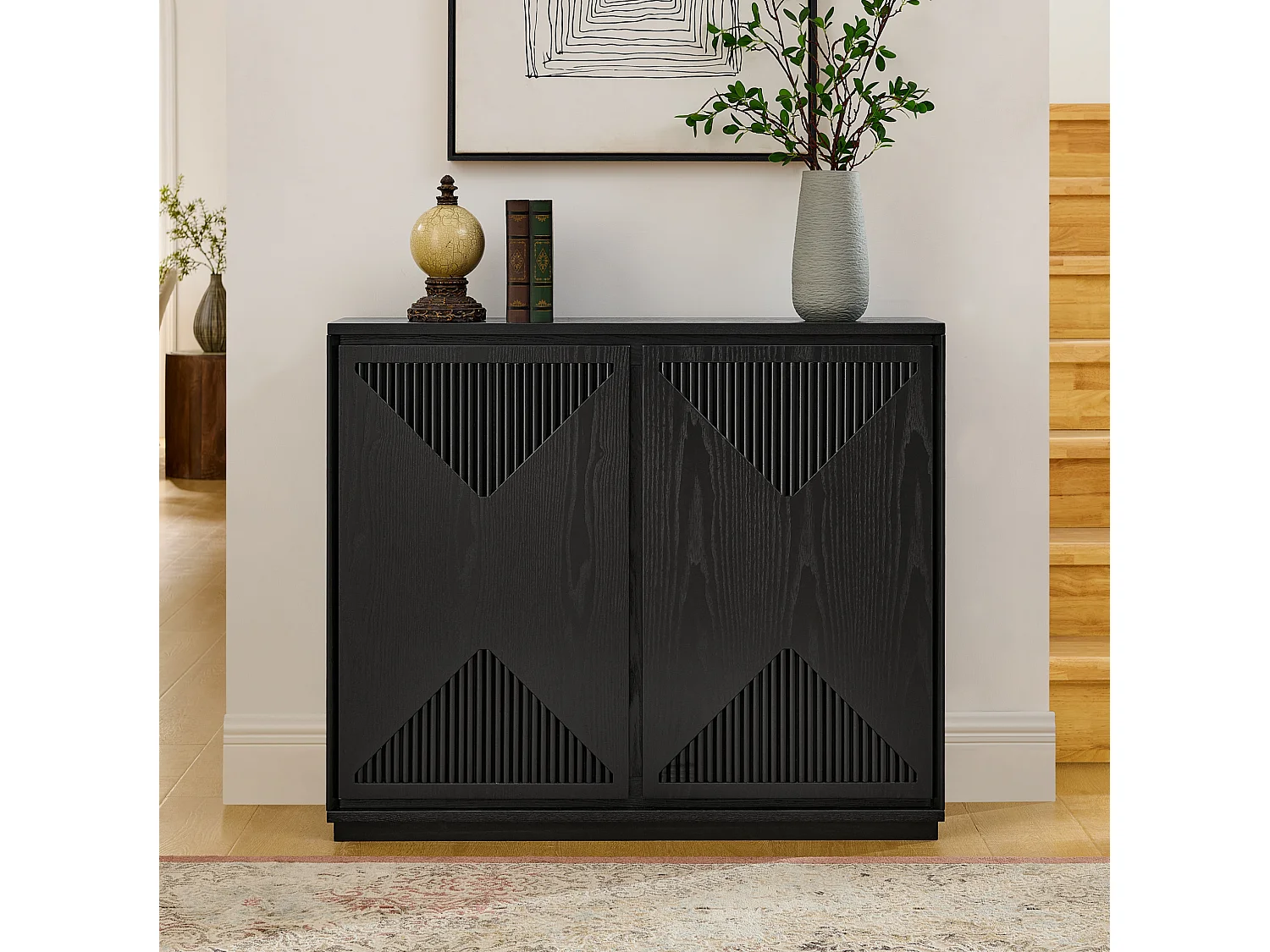 Buffet étroit noir avec 2 portes, au design V rainuré