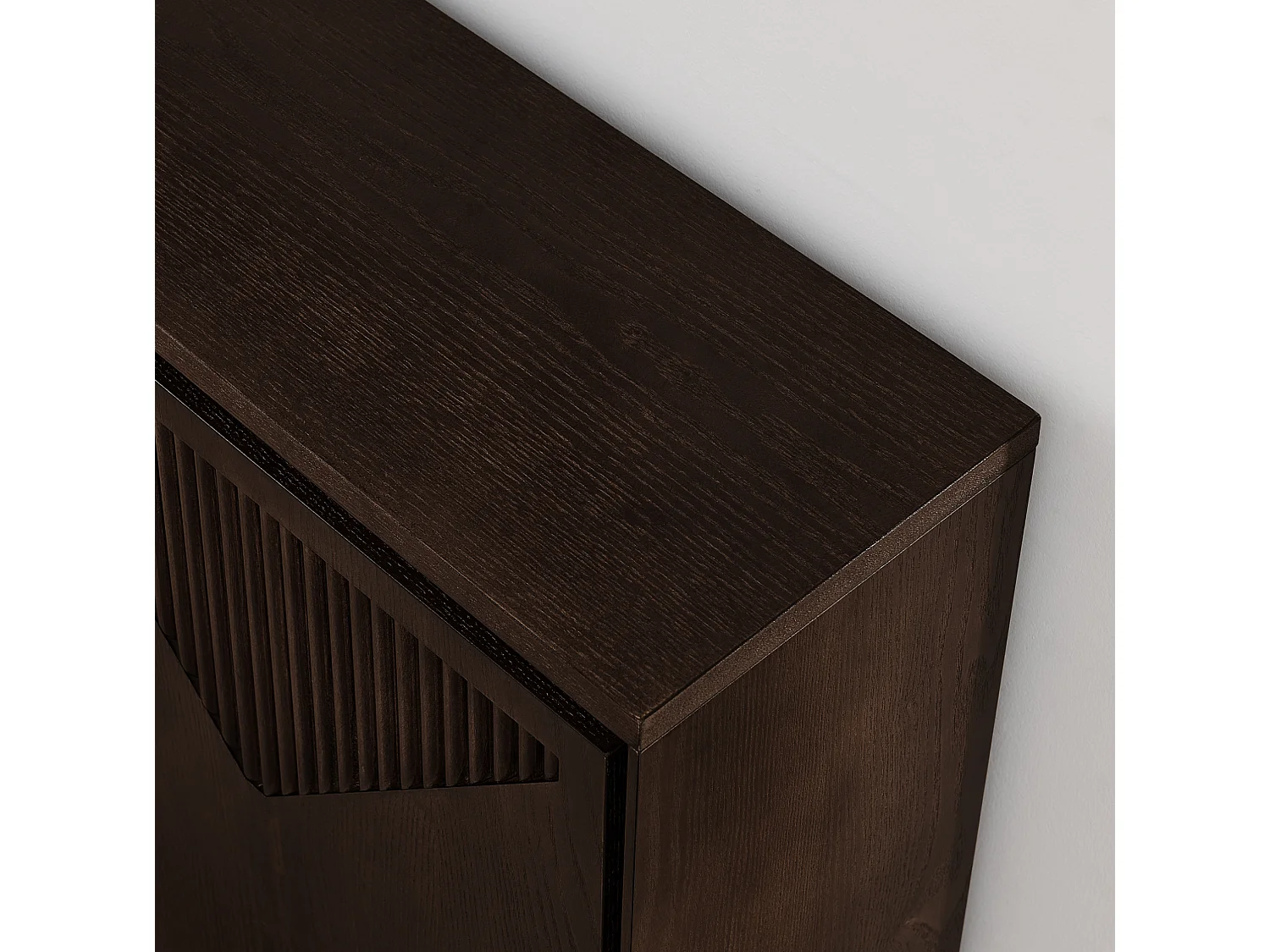 Buffet étroit noyer avec 2 portes, au design V rainuré