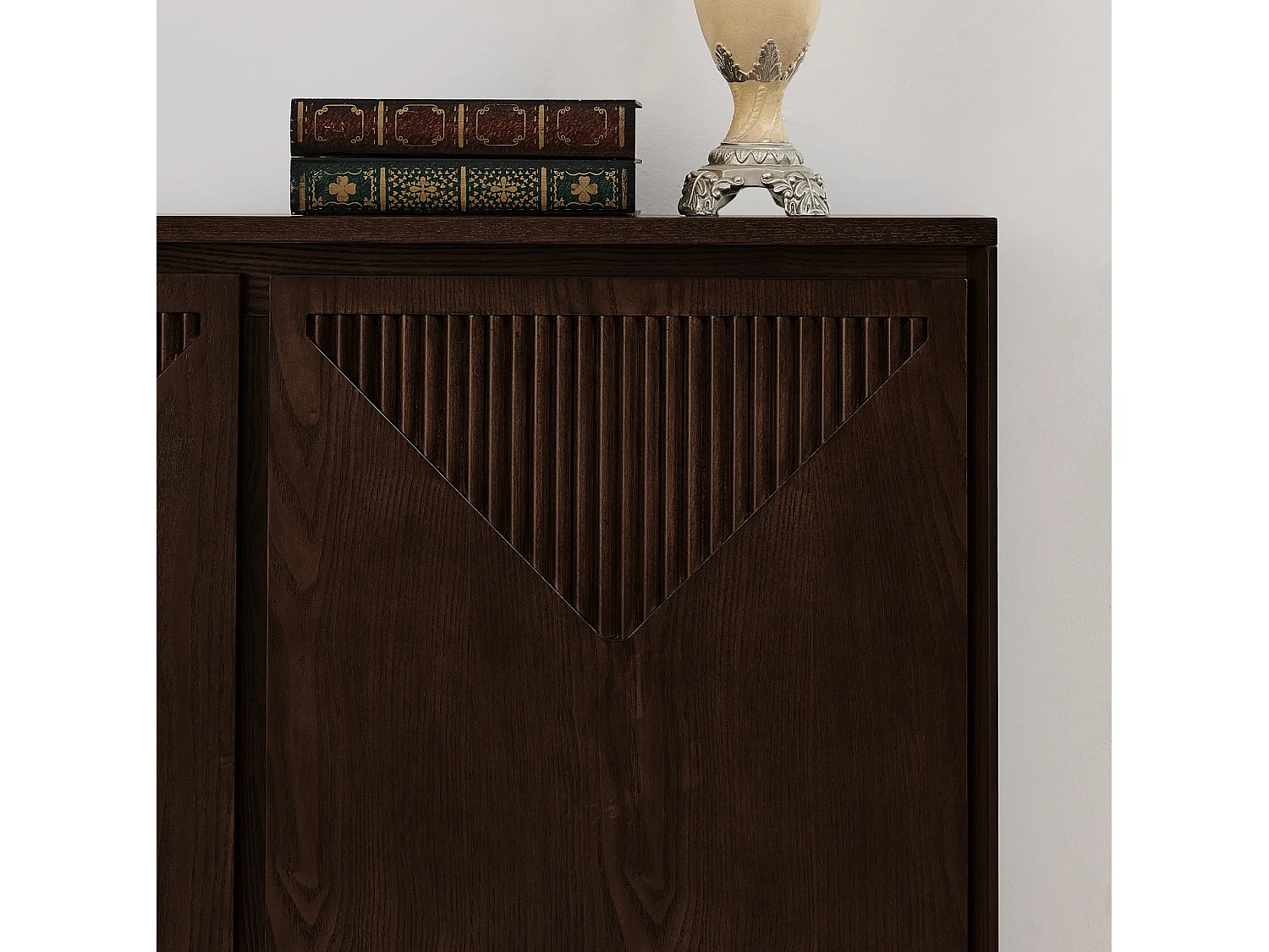 Buffet étroit noyer avec 2 portes, au design V rainuré