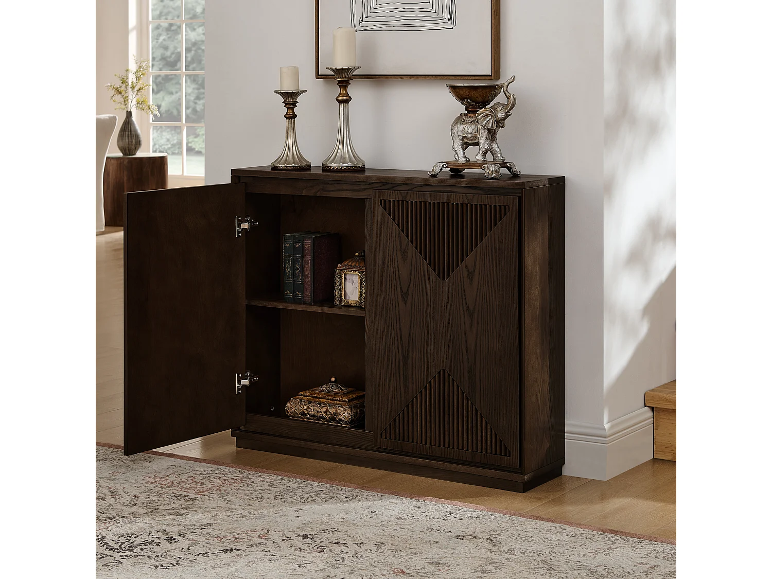 Buffet étroit brun avec 2 portes, au design V rainuré