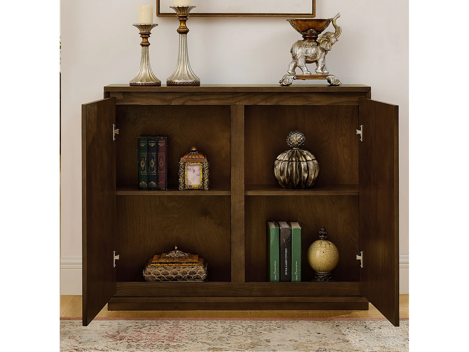 Buffet étroit brun avec 2 portes, au design V rainuré