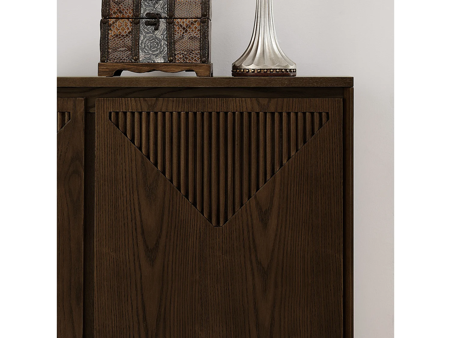 Buffet étroit brun avec 2 portes, au design V rainuré