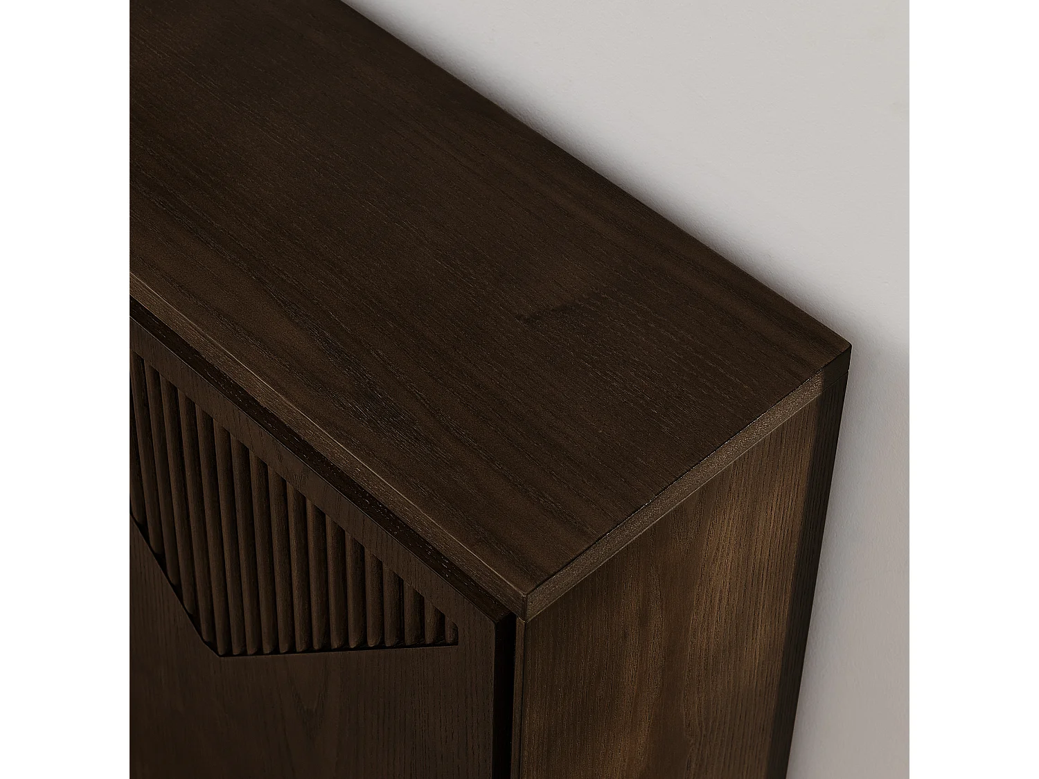 Buffet étroit brun avec 2 portes, au design V rainuré